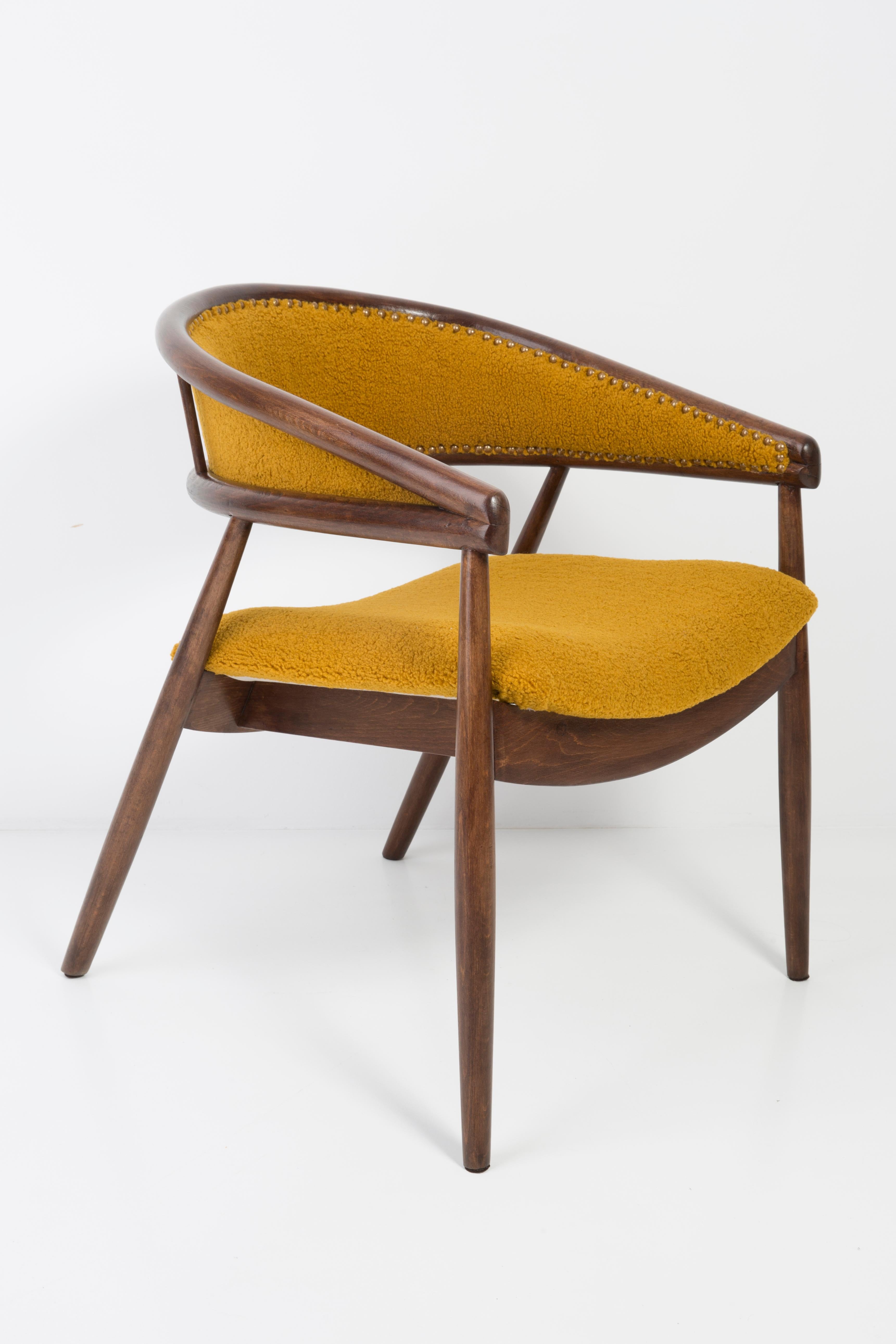 Velours Ensemble de deux fauteuils en hêtre courbé James Mont, jaune ocre bouclée, années 1960 en vente