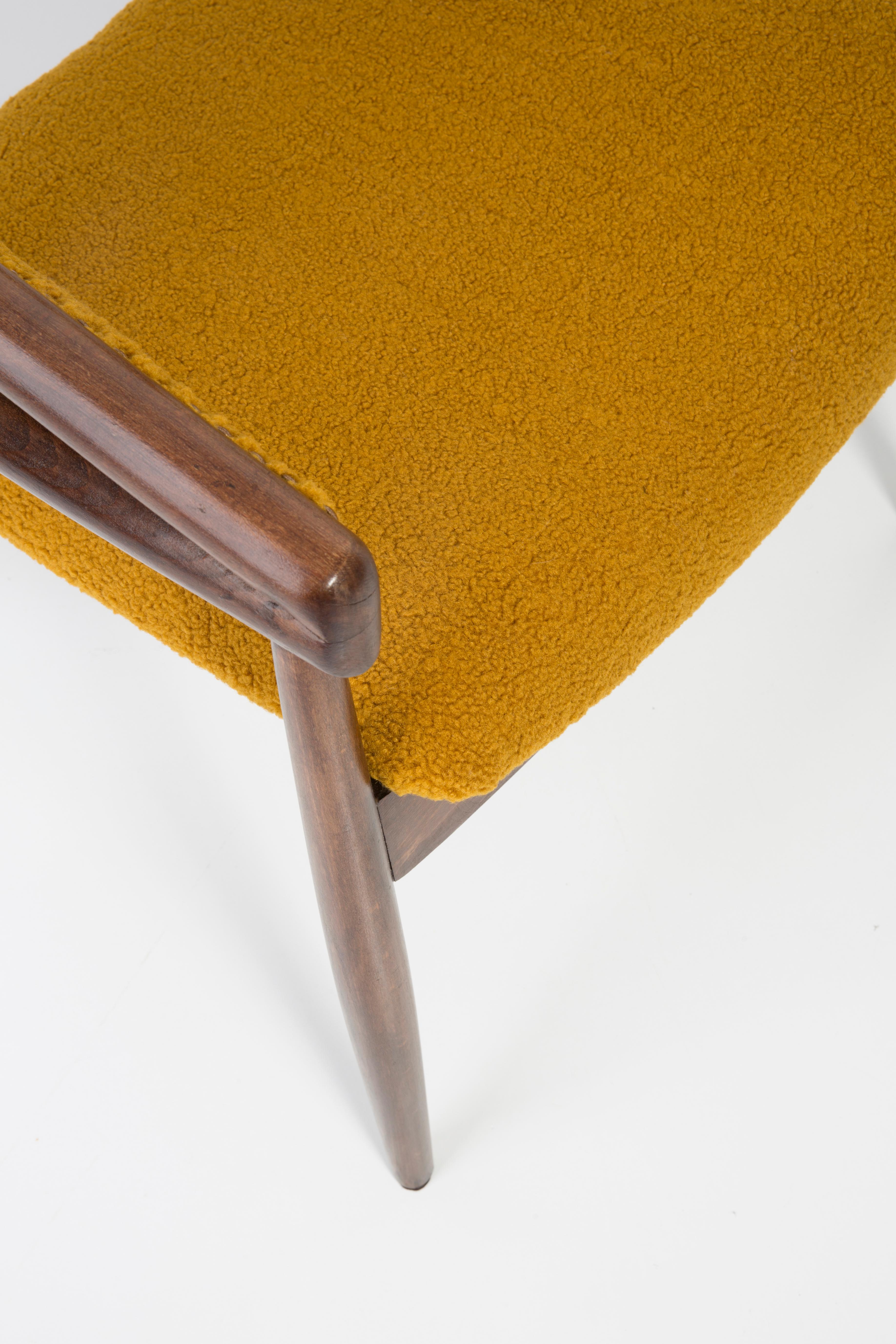 Ensemble de deux fauteuils en hêtre courbé James Mont, jaune ocre bouclée, années 1960 en vente 1
