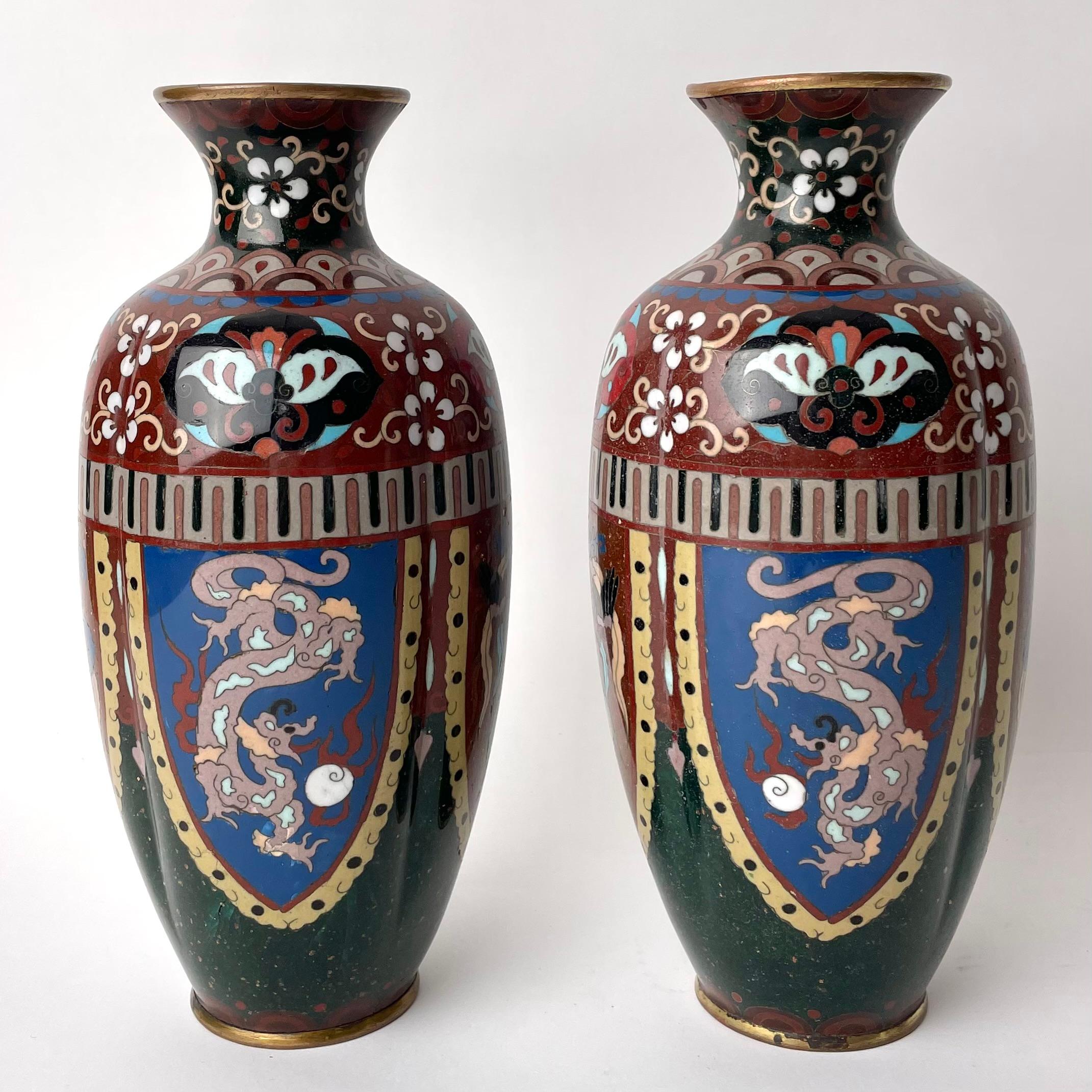 Paire de vases japonais en émail cloisonné. Le Japon de l'ère Meiji (1867-1912), une période marquée par la transformation rapide de la société traditionnelle japonaise en une puissance mondiale. La période de croissance a été précédée d'une ère