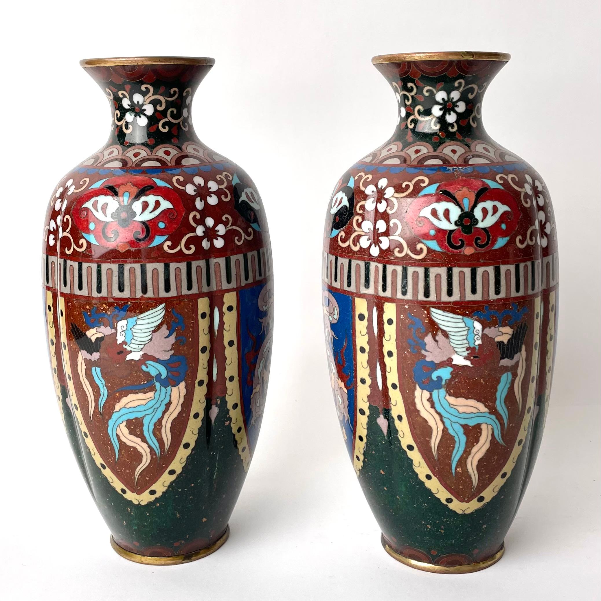 Satz von zwei japanischen Cloissoné-Vasen Meiji-Ära Drache und Pheonix (Meiji-Periode) im Angebot
