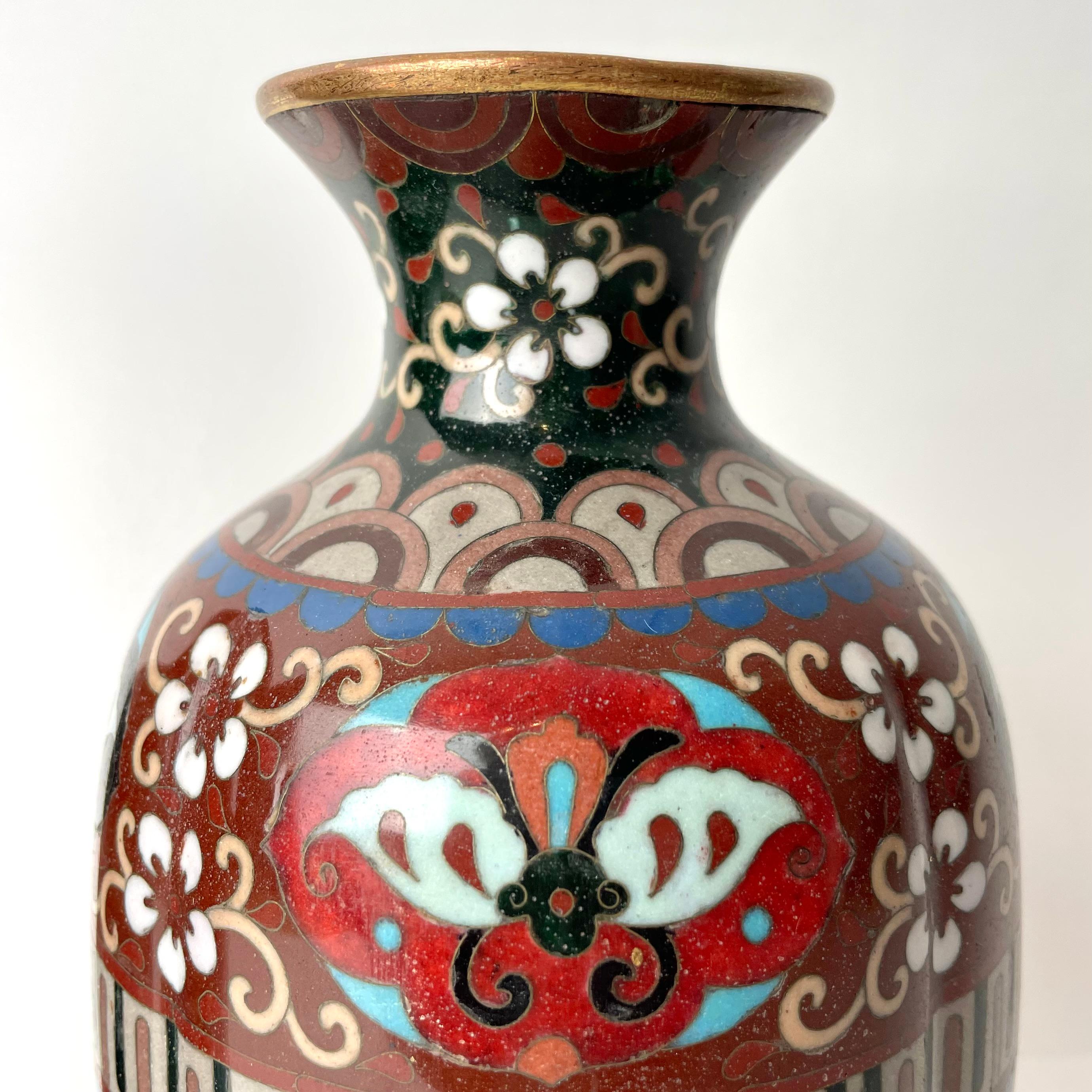 Ensemble de deux vases Cloissoné japonais Ere Meiji Dragon et Phéonix en vente 2