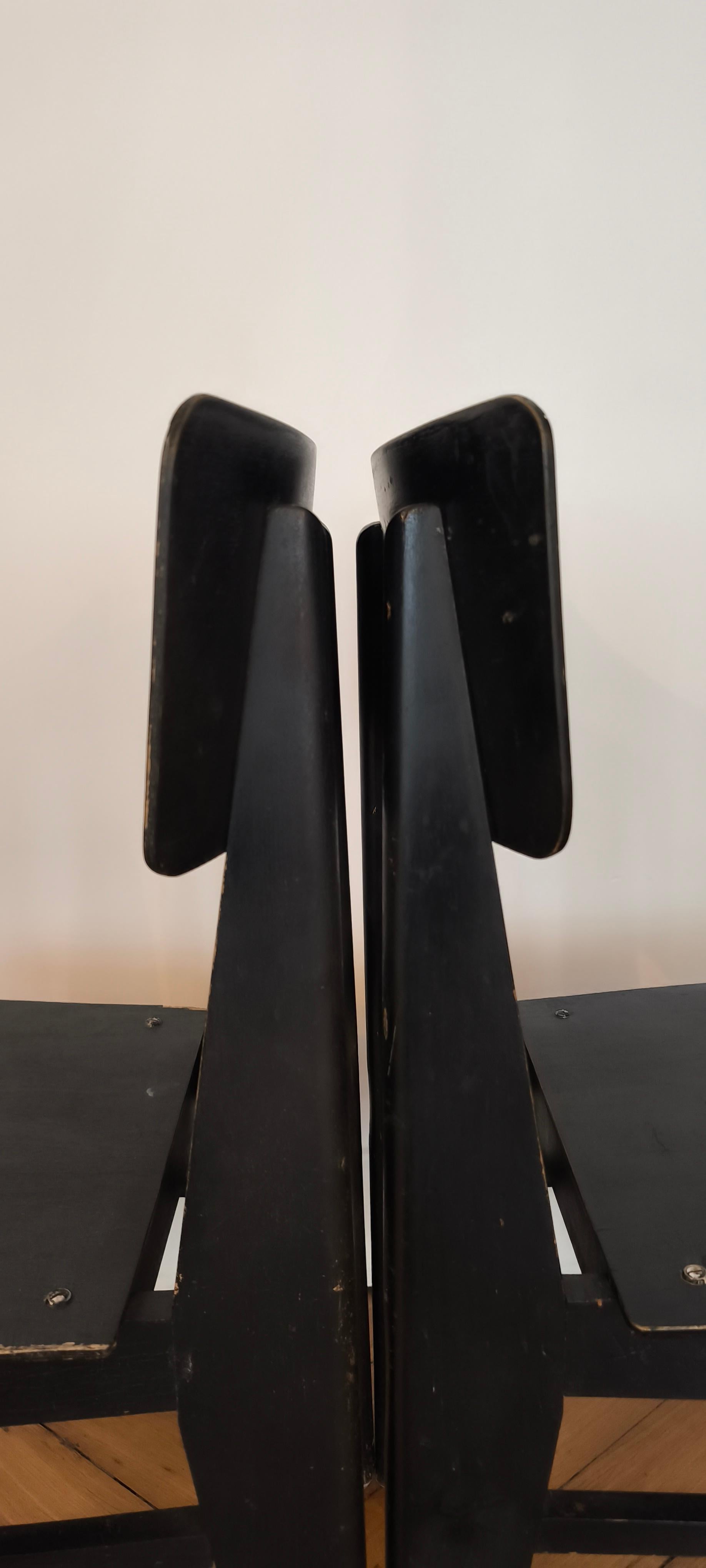 Set di 2 sedie Jean Prouvé, Ets Vauconsant, Francia.
.
Queste sono varianti autentiche della 