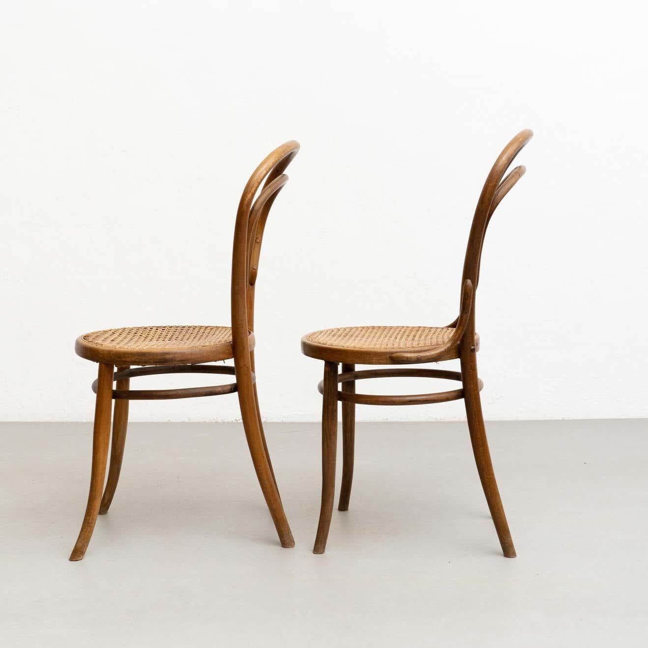 Mid-Century Modern Ensemble de deux chaises en bois cintré et rotin de style J&J Kohn, datant d'environ 1930 en vente