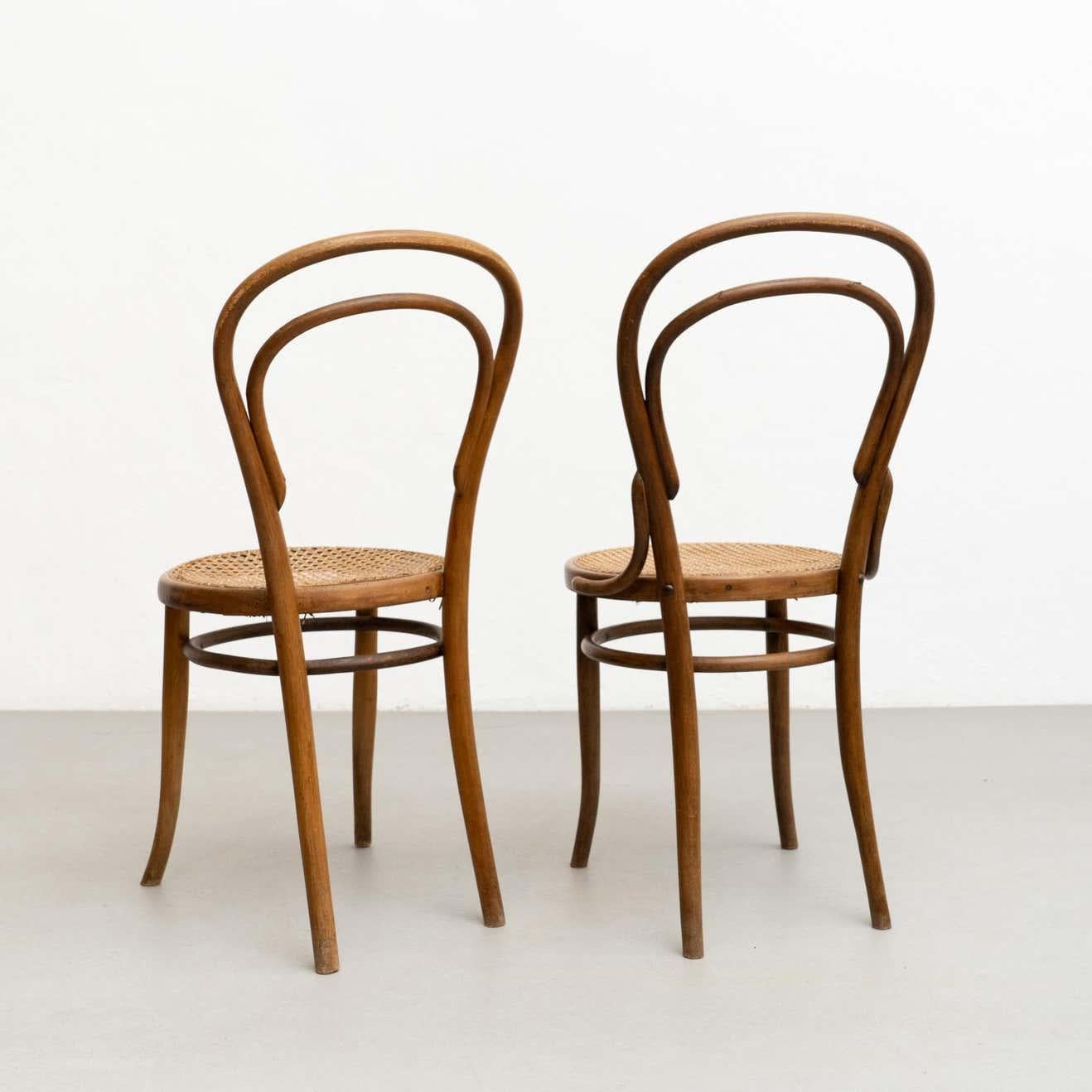 Luxembourgeois Ensemble de deux chaises en bois cintré et rotin de style J&J Kohn, datant d'environ 1930 en vente