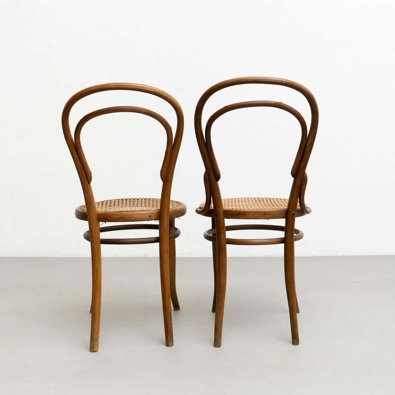 Milieu du XXe siècle Ensemble de deux chaises en bois cintré et rotin de style J&J Kohn, datant d'environ 1930 en vente