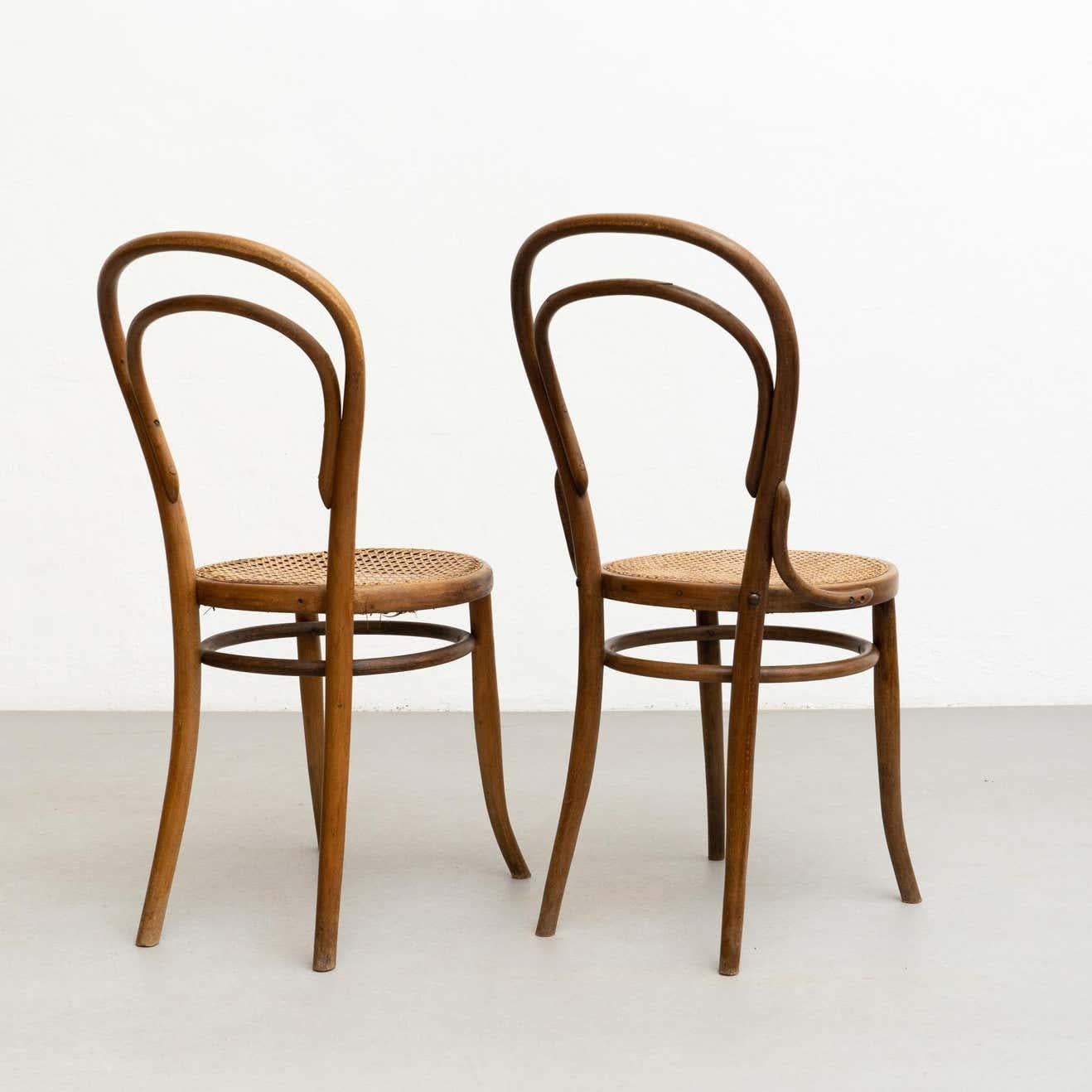 Bois cintré Ensemble de deux chaises en bois cintré et rotin de style J&J Kohn, datant d'environ 1930 en vente