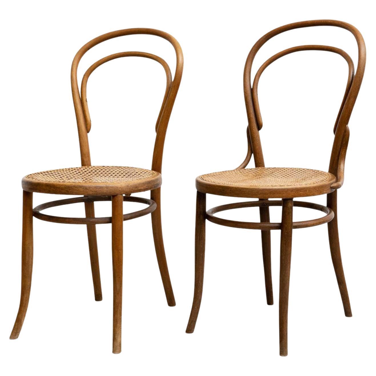 Ensemble de deux chaises en bois cintré et rotin de style J&J Kohn, datant d'environ 1930 en vente