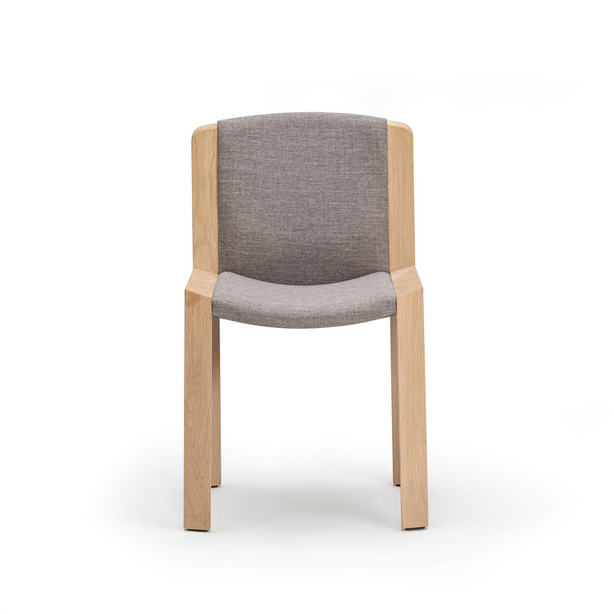 Set aus zwei Joe Colombo ''Stuhl 300'' aus Holz und Kvadrat-Stoff von Karakter (Moderne der Mitte des Jahrhunderts) im Angebot