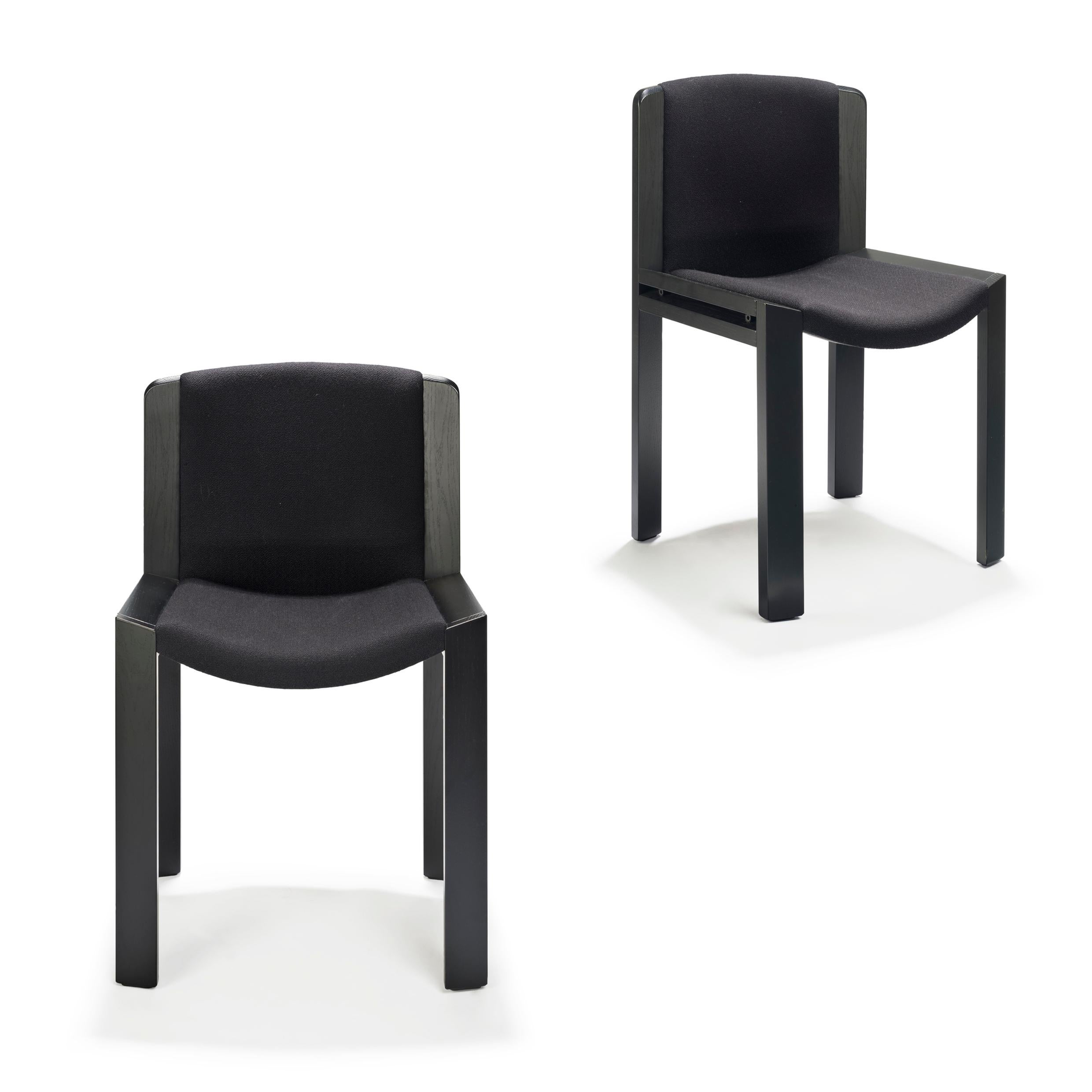 Set aus zwei Joe Colombo ''Stuhl 300'' aus Holz und Kvadrat-Stoff von Karakter (Moderne der Mitte des Jahrhunderts) im Angebot