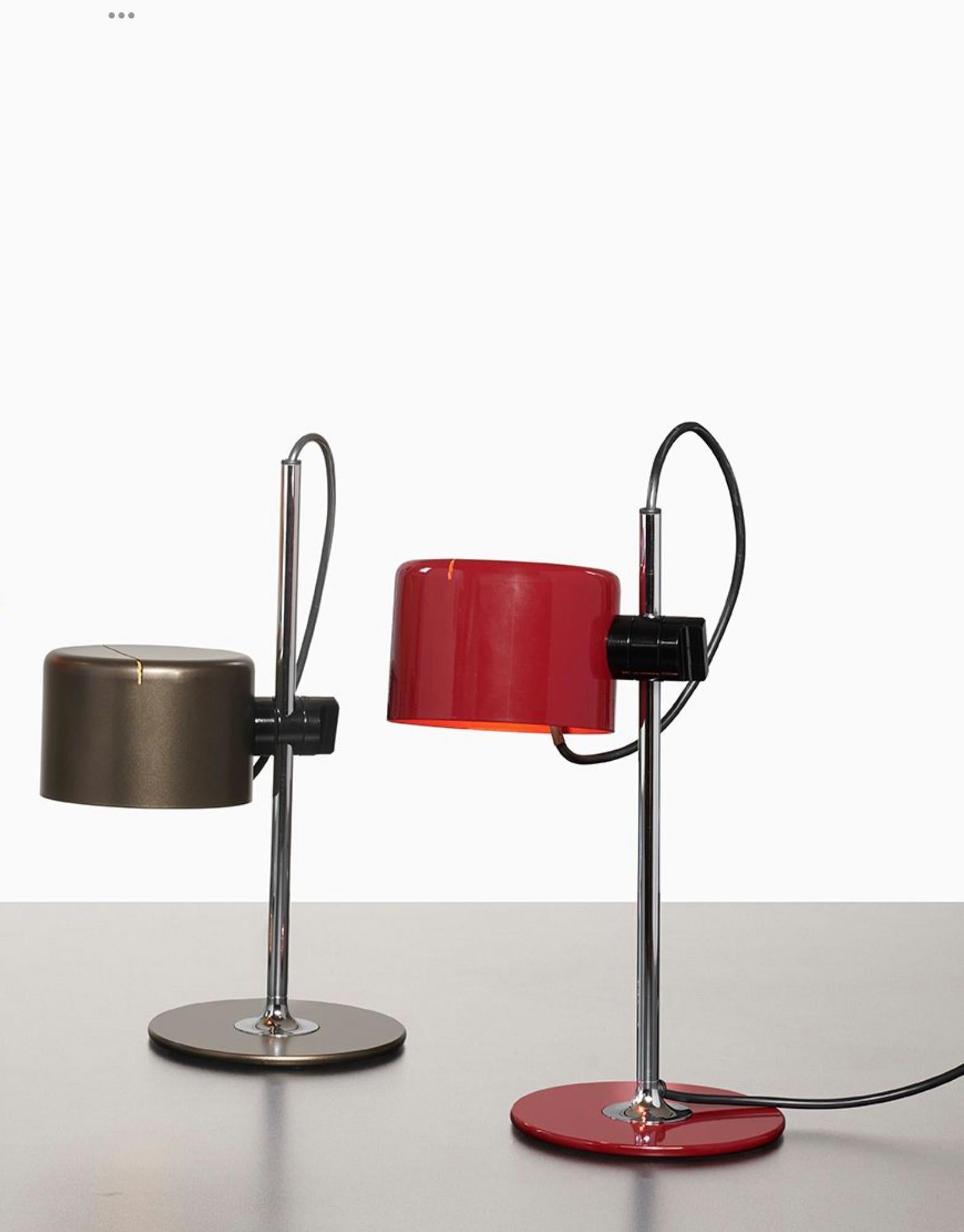 Satz von zwei Tischlampen Modell Mini Coupe entworfen von Joe Colombo.
Tischleuchte mit direktem Licht, Sockel aus lackiertem Metall, verchromter Schaft, verstellbarer Reflektor aus lackiertem Aluminium.
Hergestellt von Oluce, Italien.

Coupé