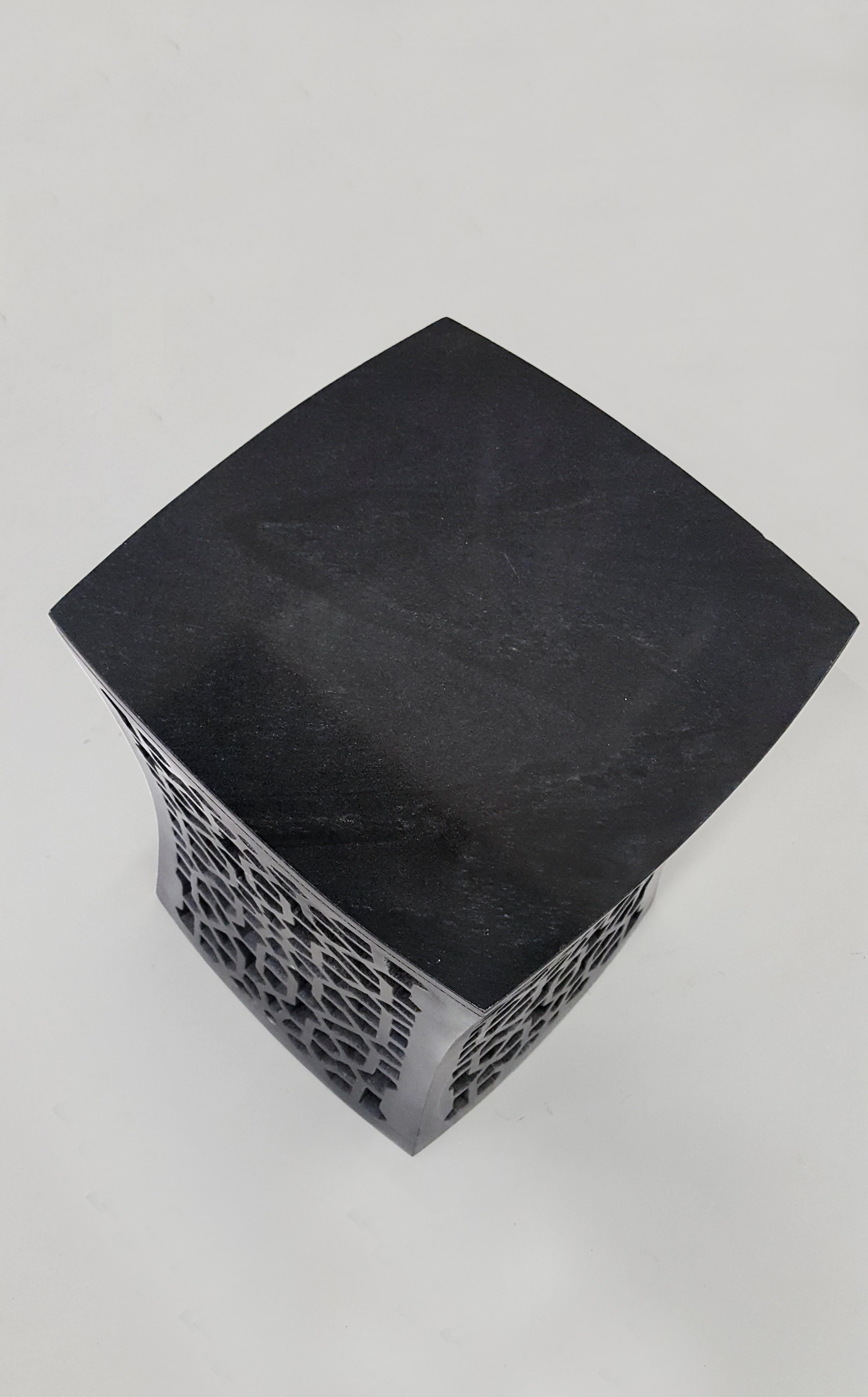 Inspiré par l'élégant écran de jali en marbre percé et les fenêtres géométriques qu'il a vues dans les palais de l'Inde moghole, le célèbre designer Paul Mathieu a créé une collection unique de tables d'appoint sculptées à la main.
 
Des blocs de