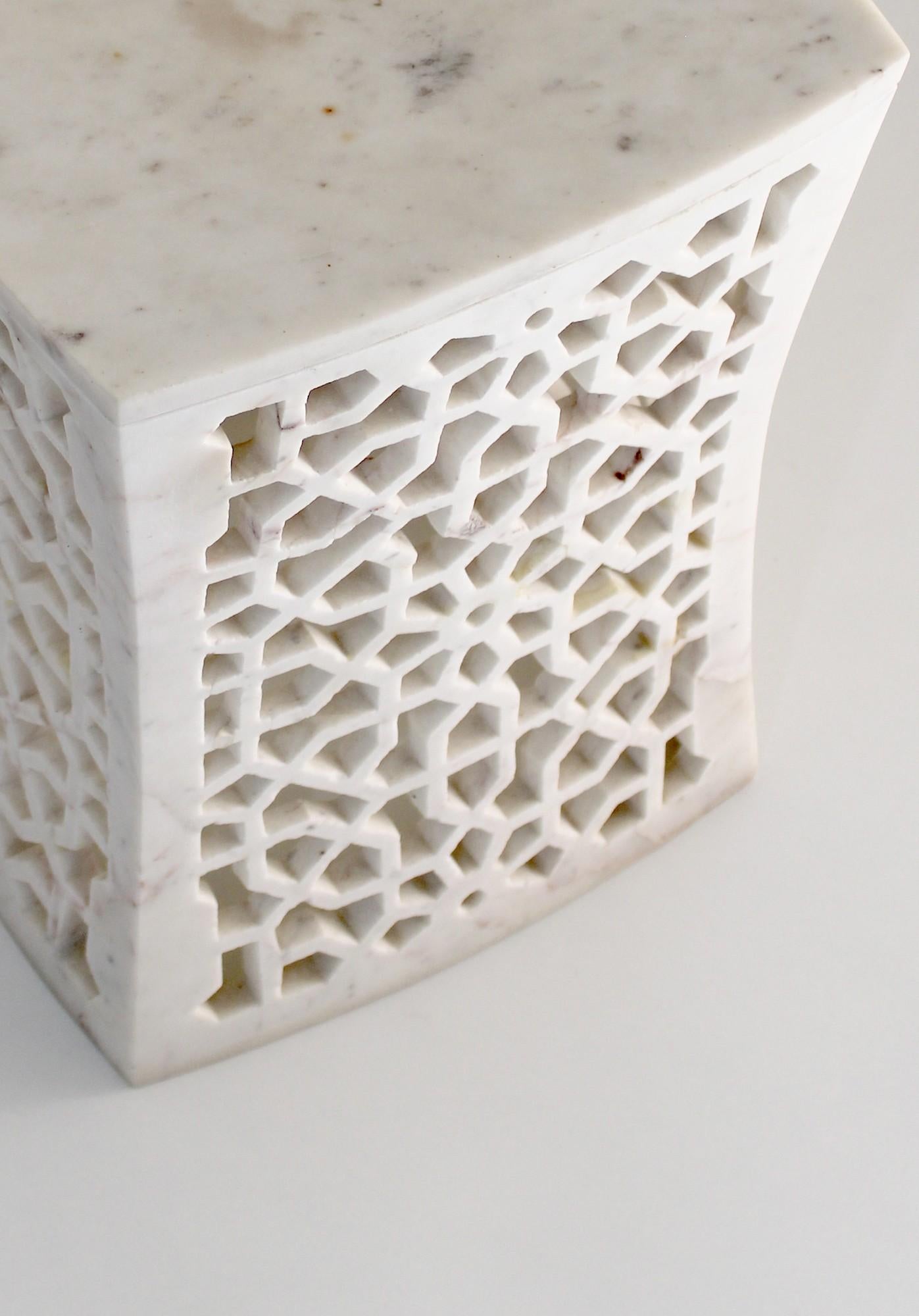 Set aus zwei geometrischen Jali-Beistelltischen aus weißem Marmor von Paul Mathieu (Sonstiges) im Angebot