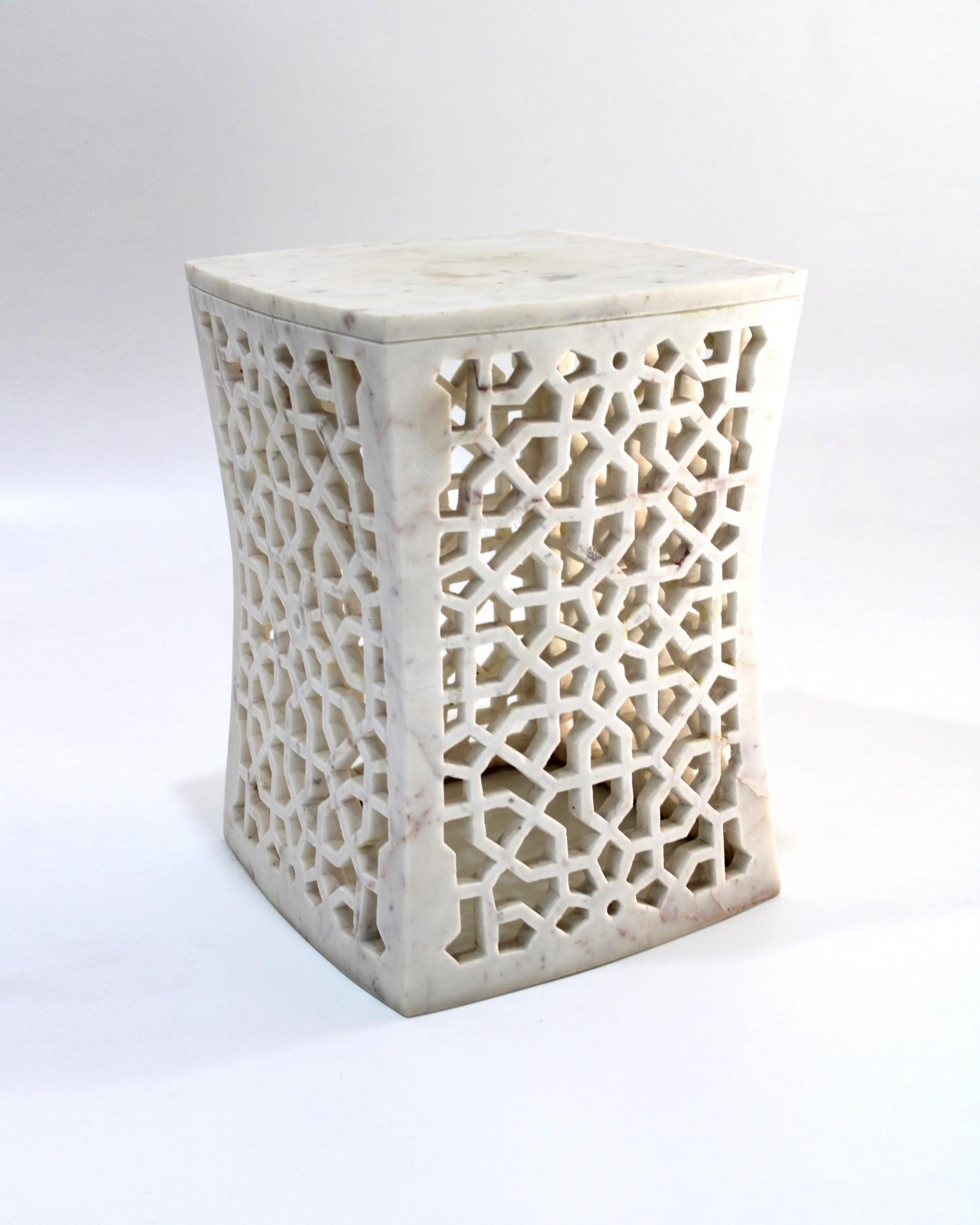 Set aus zwei geometrischen Jali-Beistelltischen aus weißem Marmor von Paul Mathieu (Indisch) im Angebot