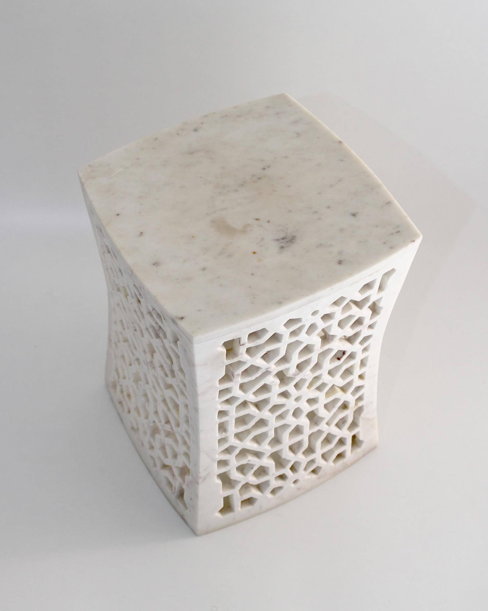 Set aus zwei geometrischen Jali-Beistelltischen aus weißem Marmor von Paul Mathieu im Zustand „Neu“ im Angebot in New York, NY