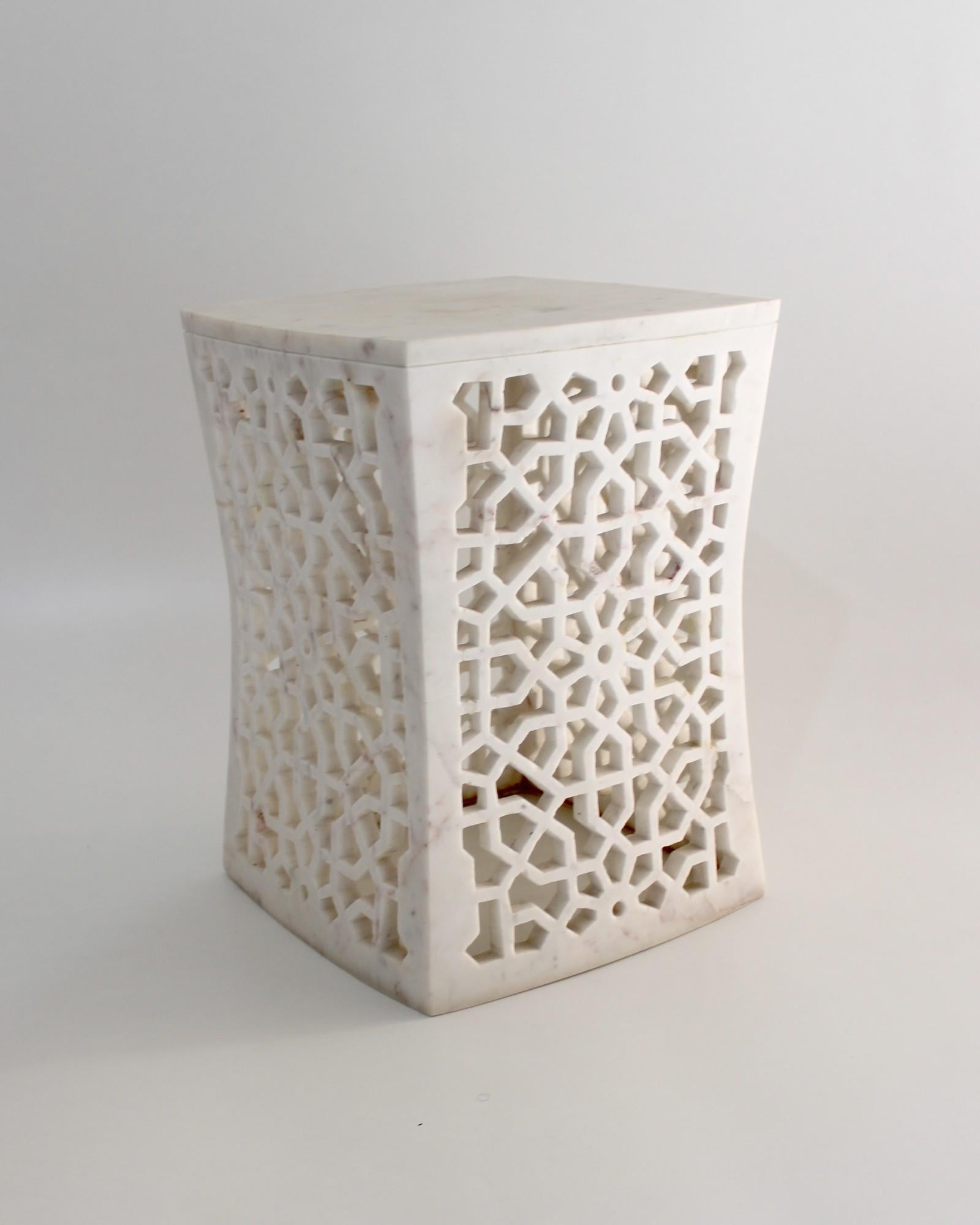 Set aus zwei geometrischen Jali-Beistelltischen aus weißem Marmor von Paul Mathieu (21. Jahrhundert und zeitgenössisch) im Angebot