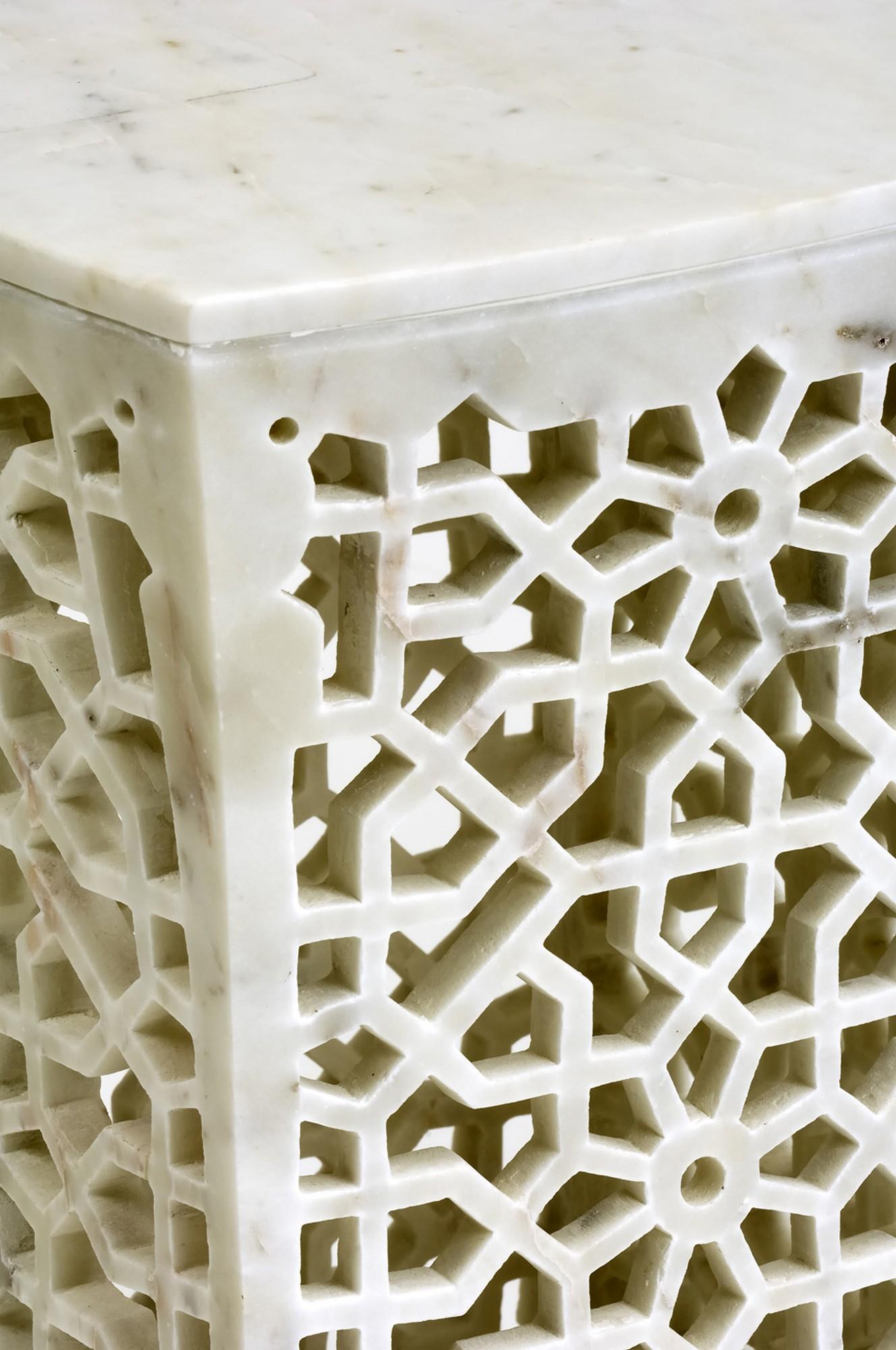 Set aus zwei geometrischen Jali-Beistelltischen aus weißem Marmor von Paul Mathieu im Angebot 1