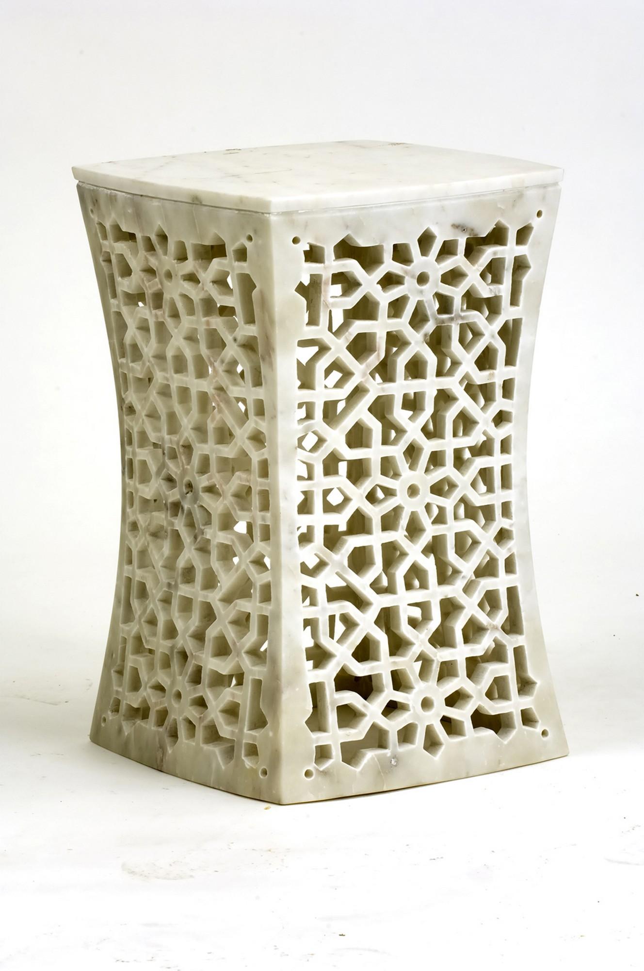 Set aus zwei geometrischen Jali-Beistelltischen aus weißem Marmor von Paul Mathieu im Angebot 2