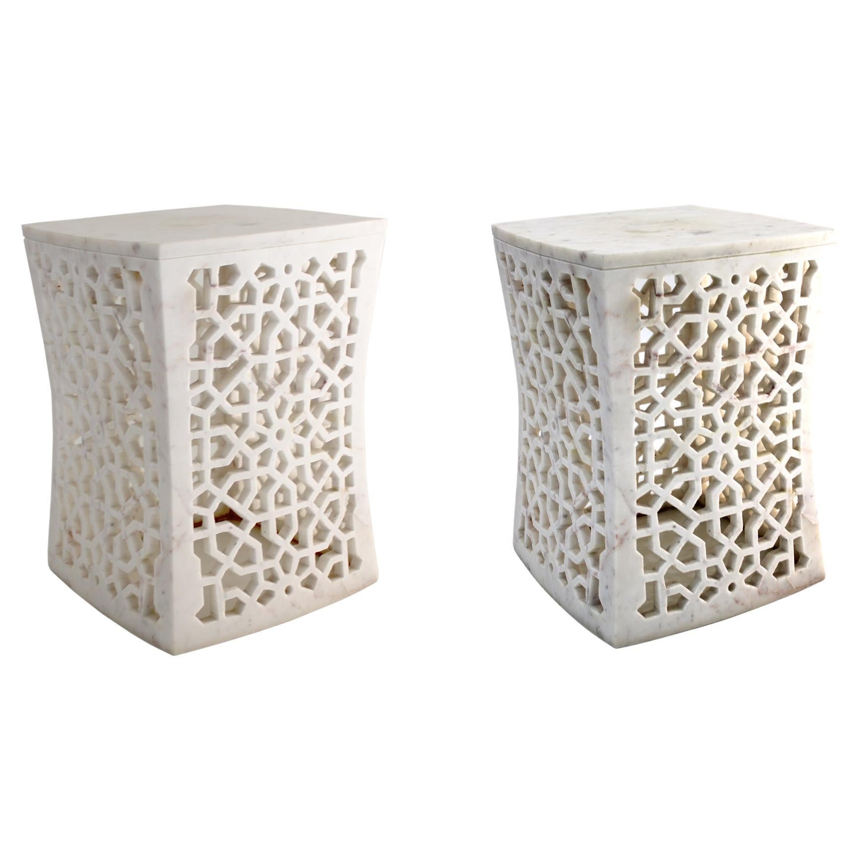Set aus zwei geometrischen Jali-Beistelltischen aus weißem Marmor von Paul Mathieu im Angebot