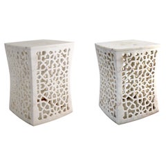 Set aus zwei geometrischen Jali-Beistelltischen aus weißem Marmor von Paul Mathieu