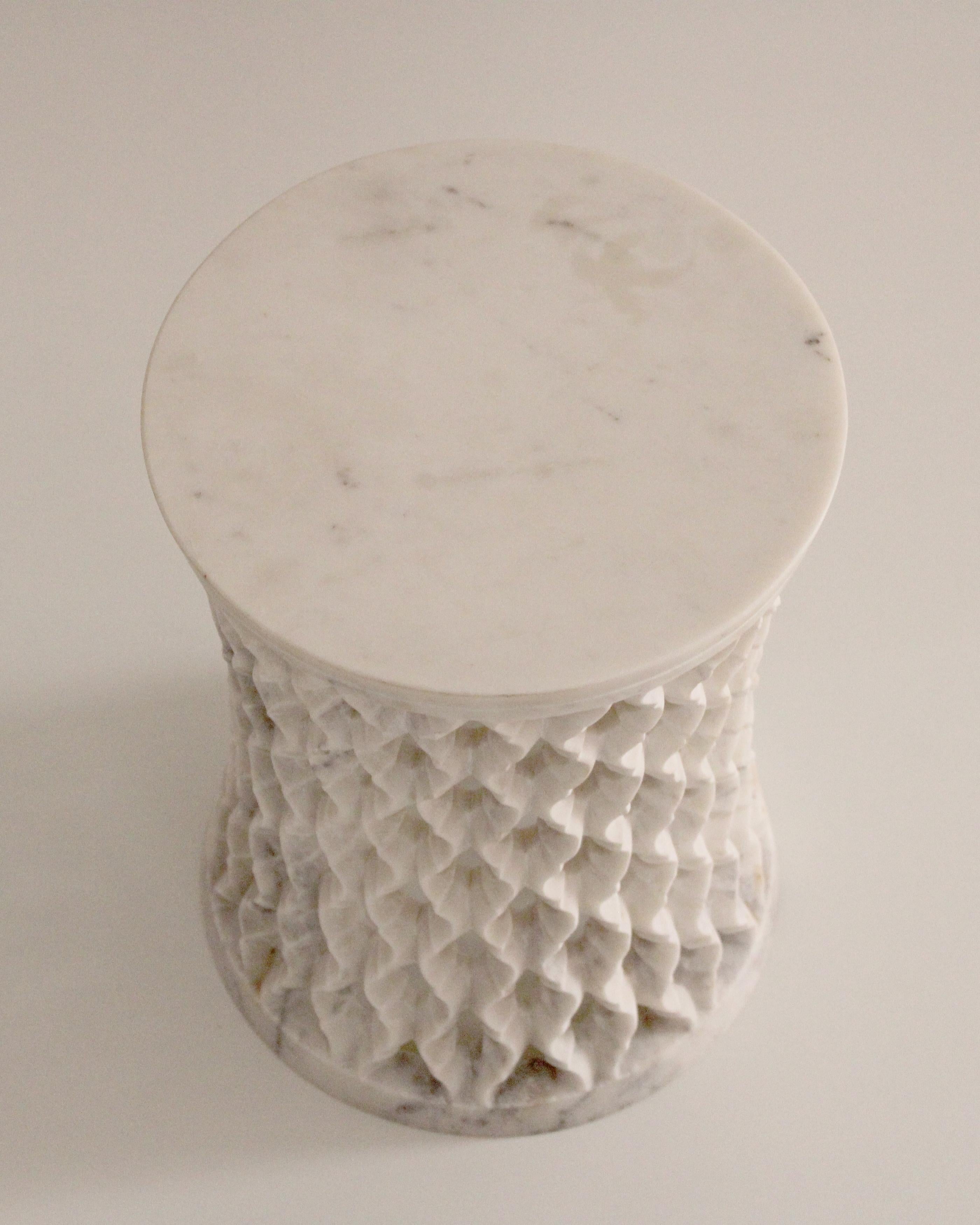 Set aus zwei runden Jour Jali-Tischen aus weißem Marmor von Paul Mathieu im Angebot 1