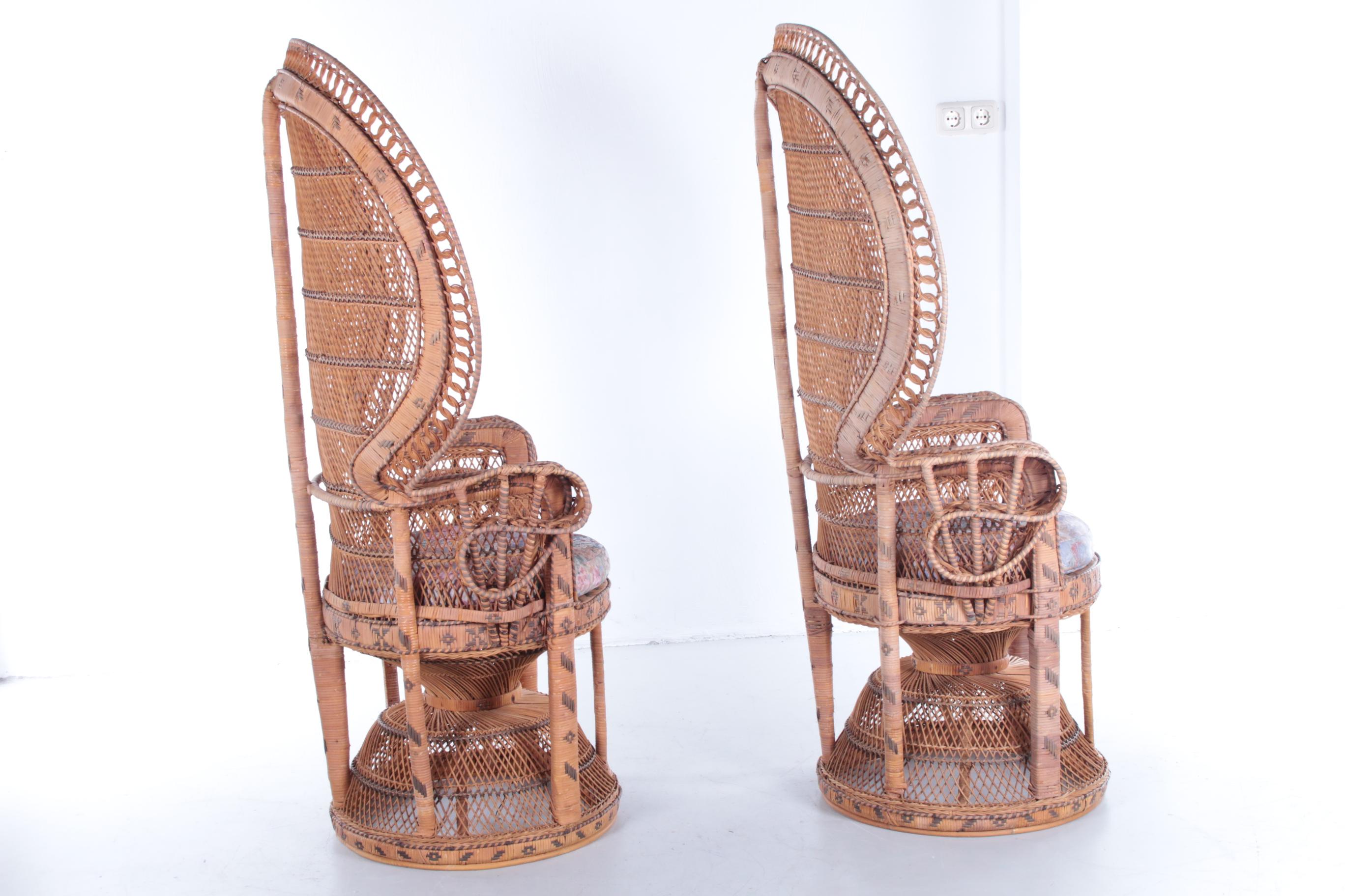 Two King Size Vintage emmanuelle peacock chair with Side Table Bamboo and Wicker 8