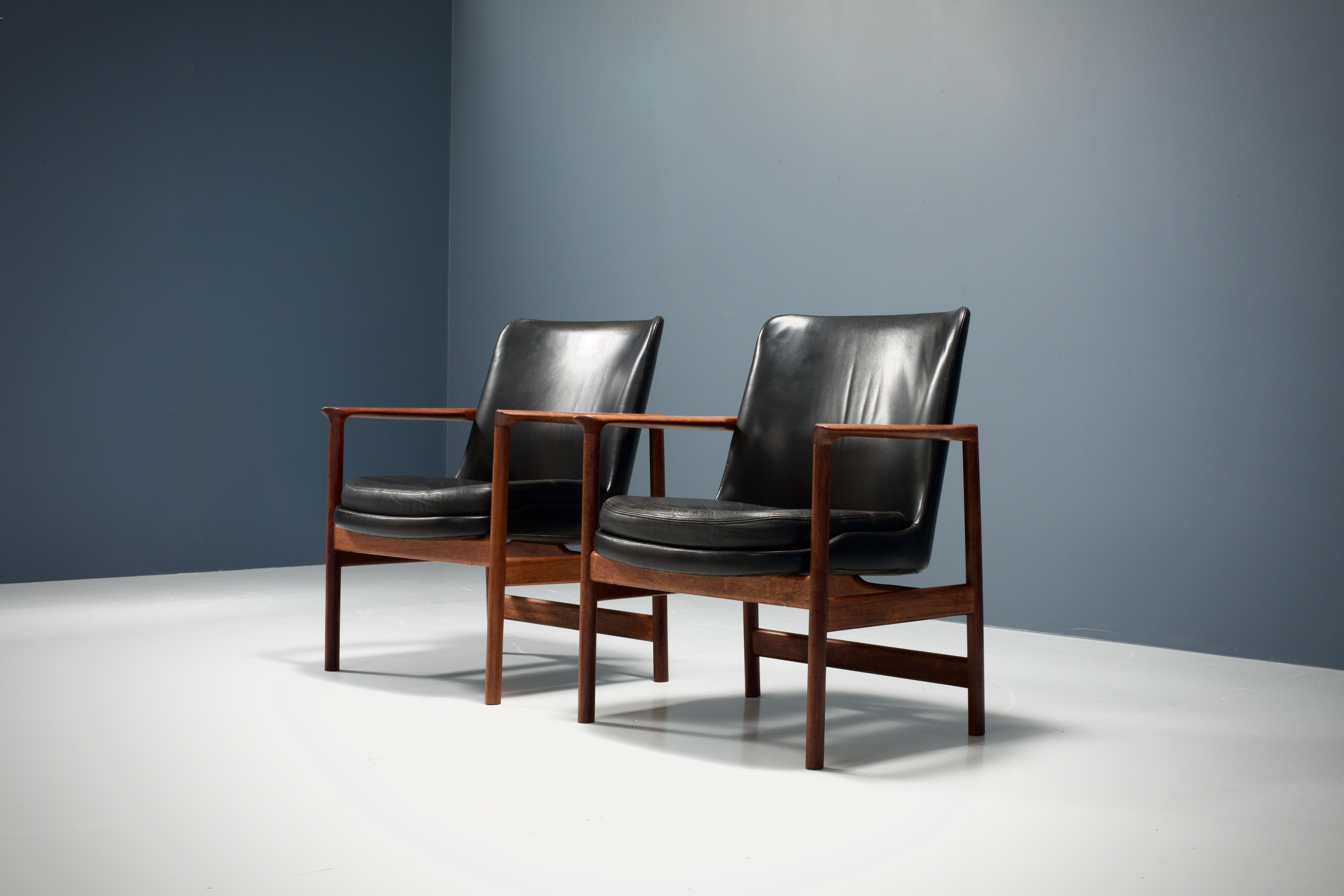 Set of Two Kofod-Larsen Armchairs in Black Leather and Teak, Denmark, 1960s In Good Condition In Amsterdam, NL