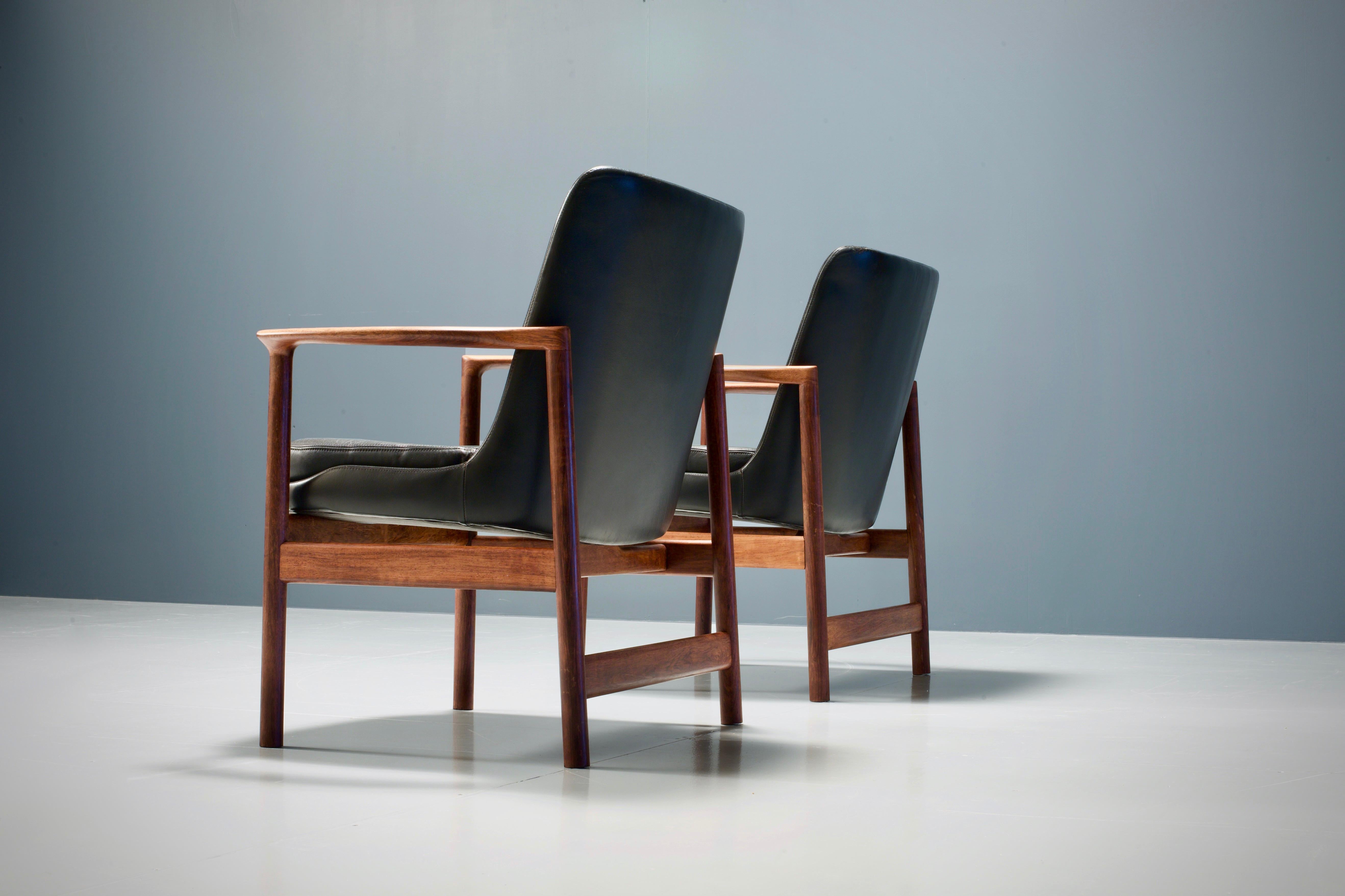 Mid-20th Century Set of Two Kofod-Larsen Armchairs in Black Leather and Teak, Denmark, 1960s