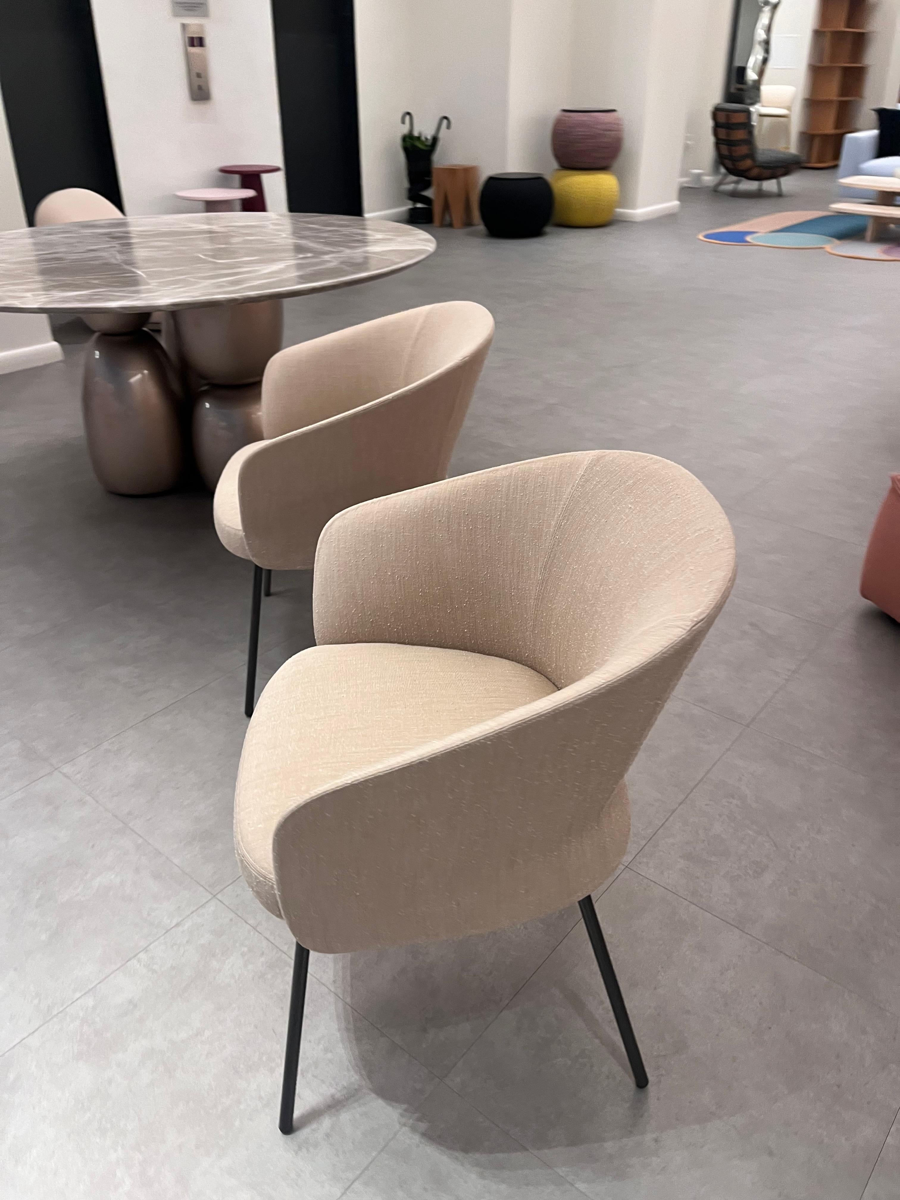 Europeo Set di due poltrone La Manufacture-Paris Breeze di Sebastian Herkner in STOCK in vendita