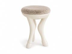 Set di due sgabelli in gesso laccato con rivestimento in pelliccia sintetica