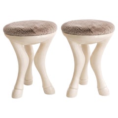 Set di due sgabelli in gesso laccato con rivestimento in pelliccia sintetica