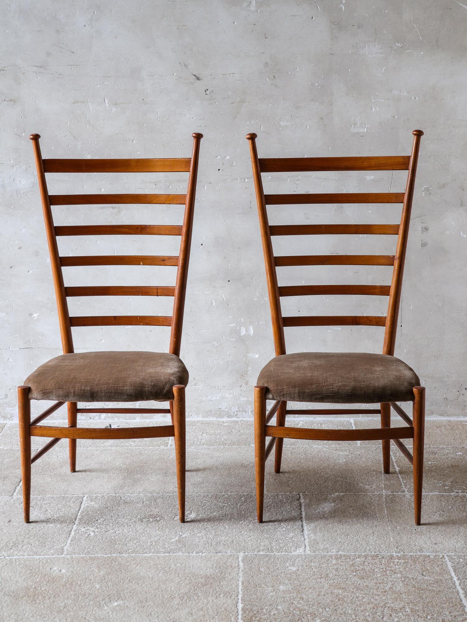 Elegant ensemble de deux chaises à dossier en échelle, fabriqué par Figli di Sanguineti G.B. à Chiavari, Italie.

Ces chaises, typiques de la tradition du design italien, allient un savoir-faire raffiné à une silhouette épurée et aérienne.

Les