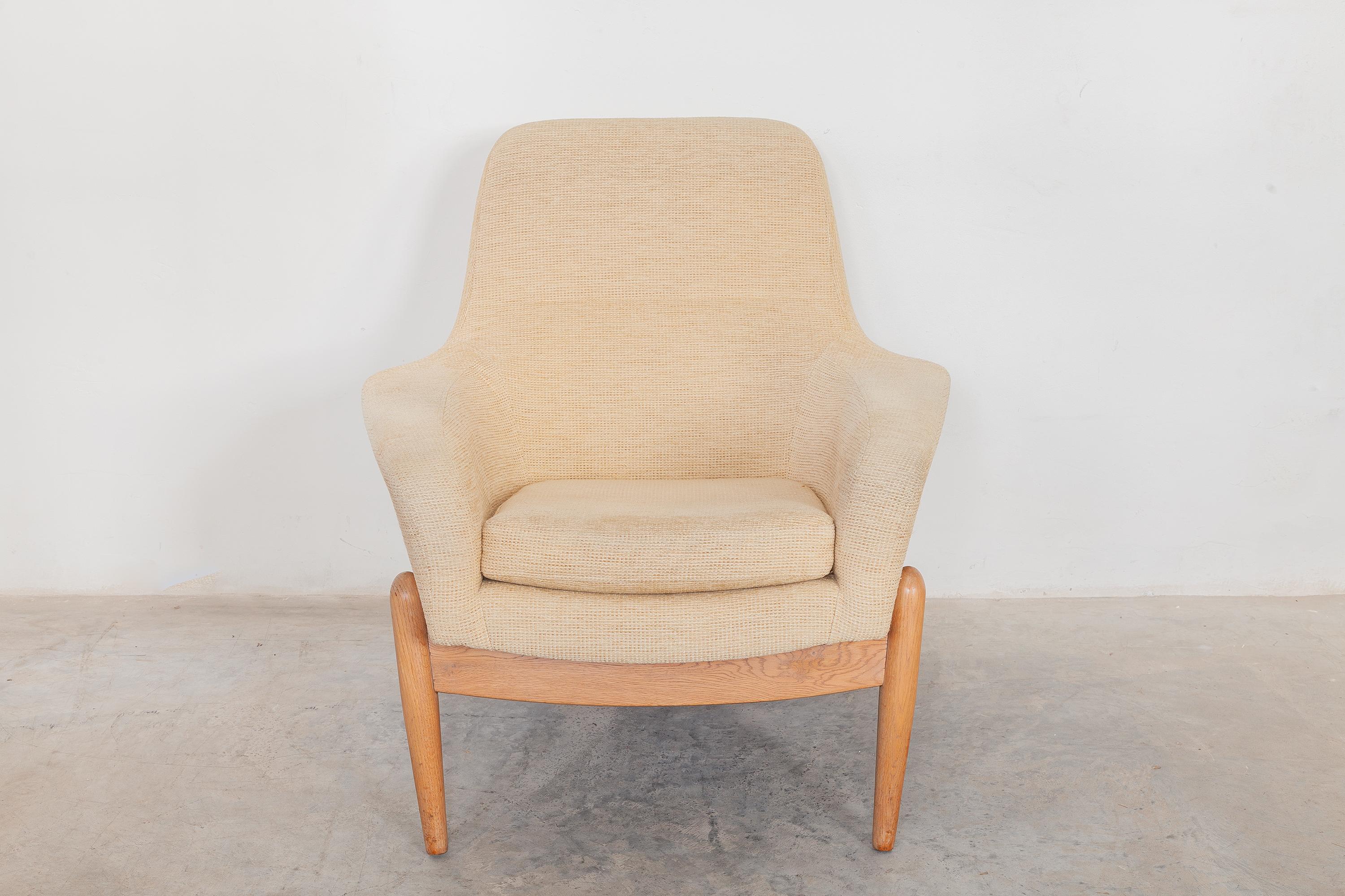 Set of two midcentury Scandinavian lady's lounge chairs by Ib Kofod Larsen for Bovenkamp in the Netherlands, 1950s. Classic comfortable design organic carved solid oak wood frames wit circular seats in original warm beige upholstery, in very good