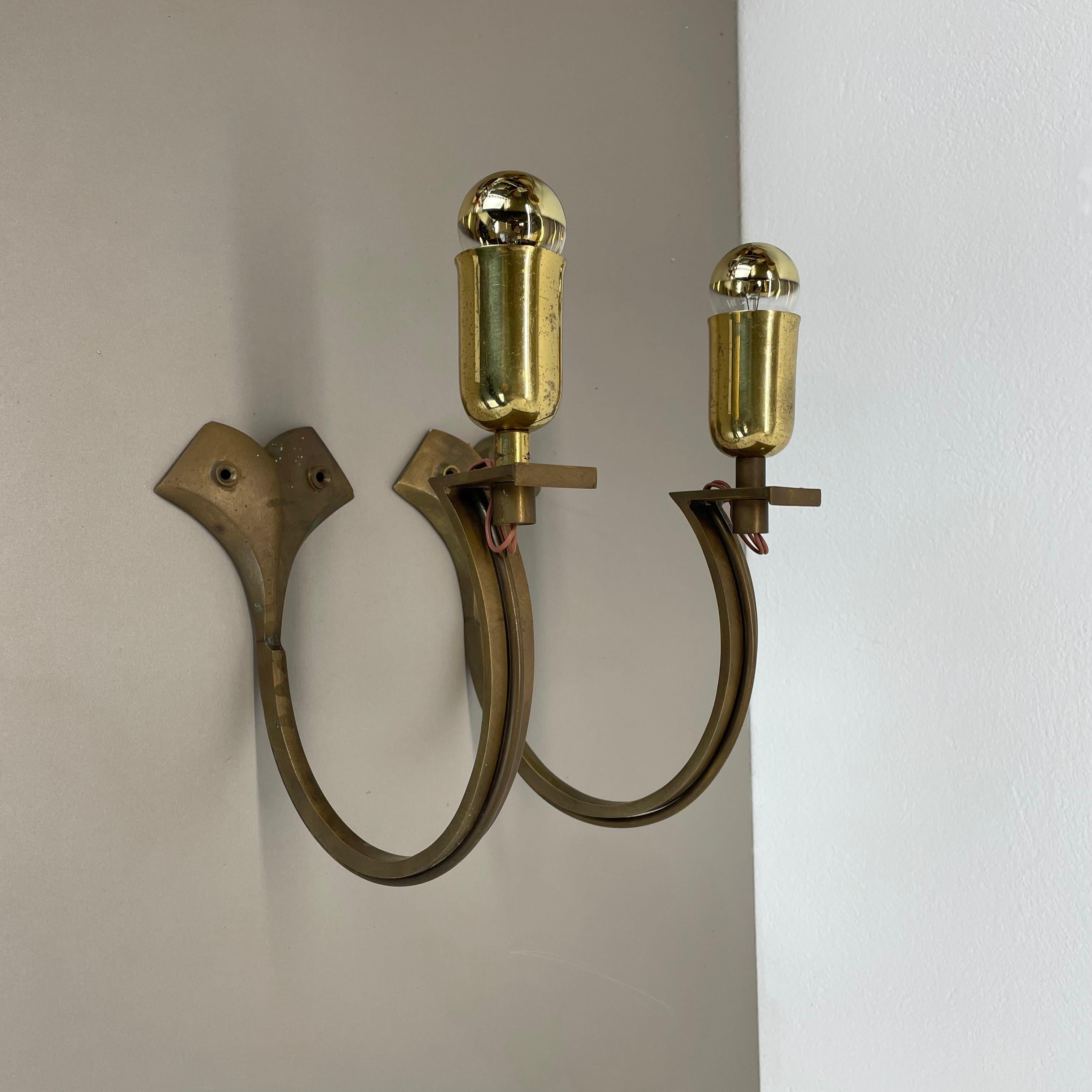 Artikel:

Satz mit zwei

Wandleuchten


Herkunft:

Italien



Alter:

1950s




Dieses Set aus zwei modernistischen Wandleuchten wurde in den 1950er Jahren in Italien hergestellt. Es ist aus schwerer massiver Bronze und Messing gefertigt. Die