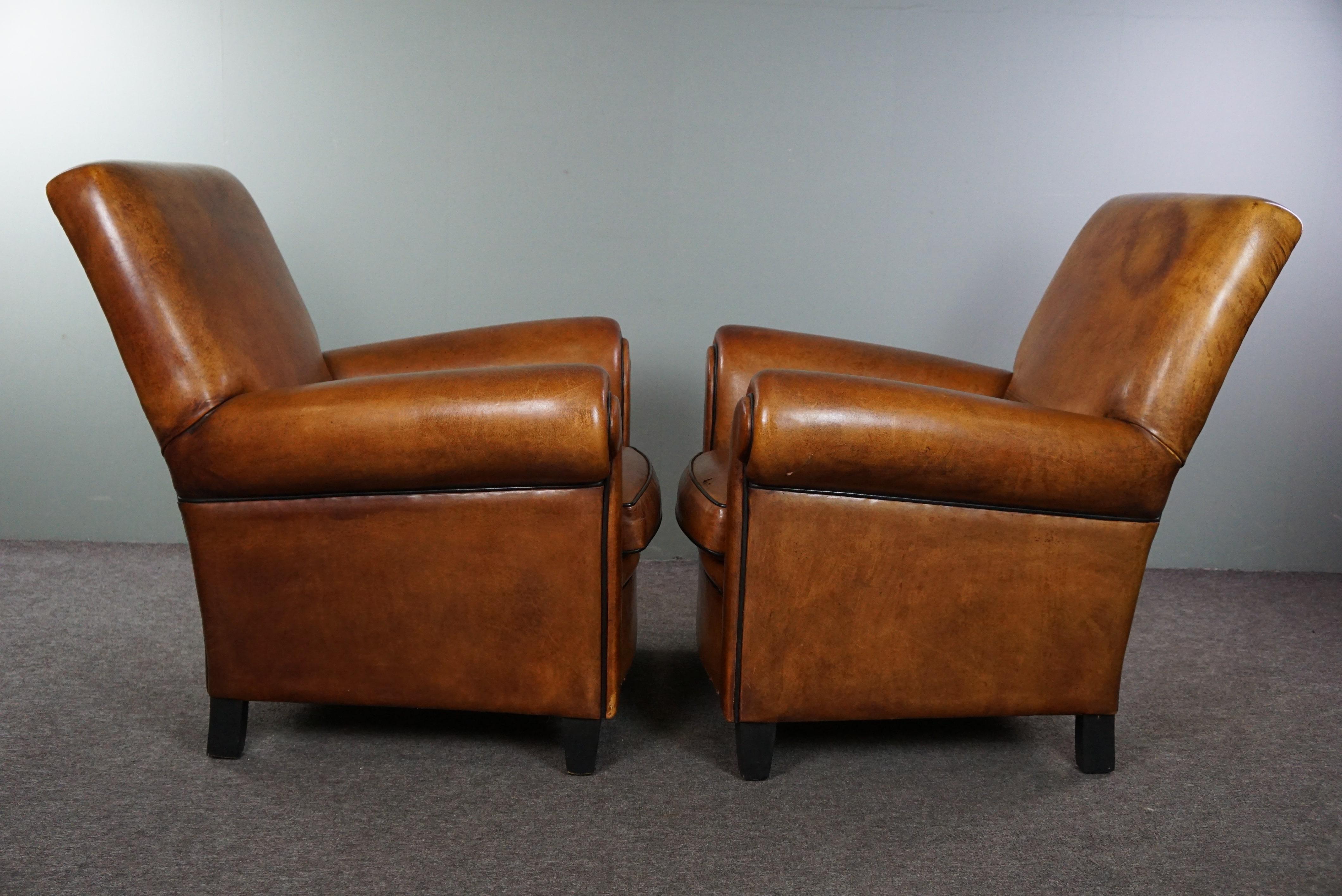 Néerlandais Ensemble de deux grands et confortables fauteuils en cuir de mouton en vente