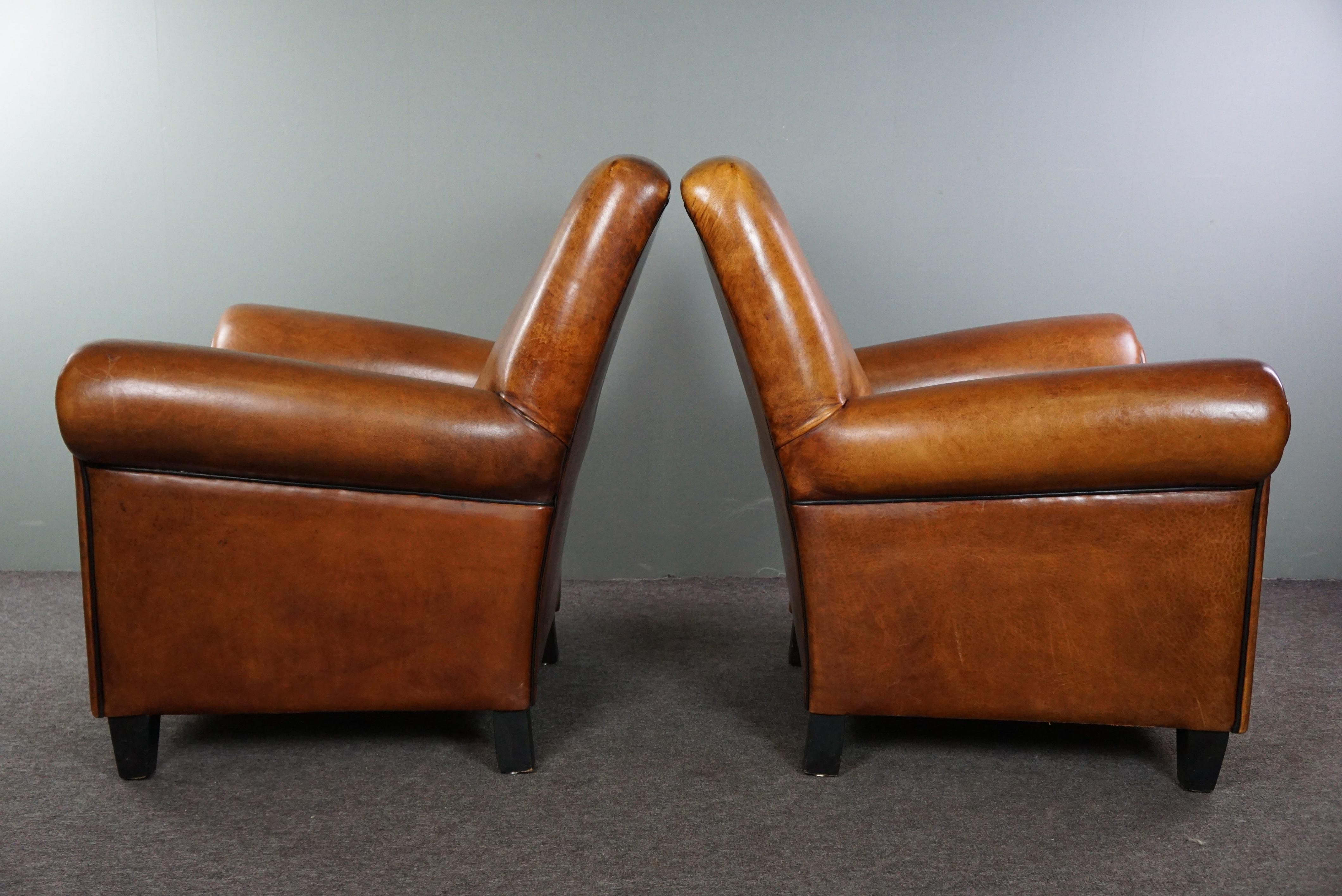 Ensemble de deux grands et confortables fauteuils en cuir de mouton Bon état - En vente à Harderwijk, NL
