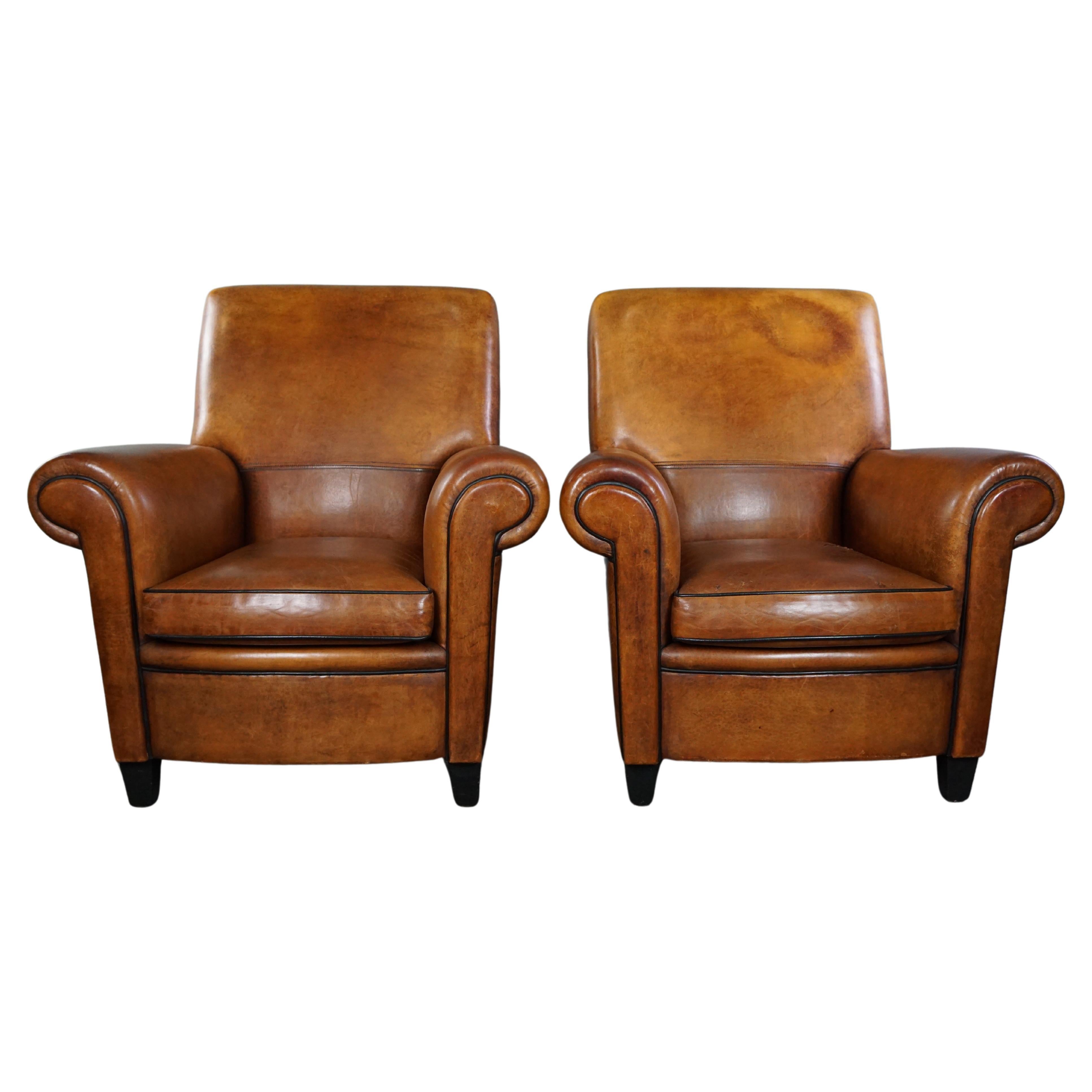 Ensemble de deux grands et confortables fauteuils en cuir de mouton en vente