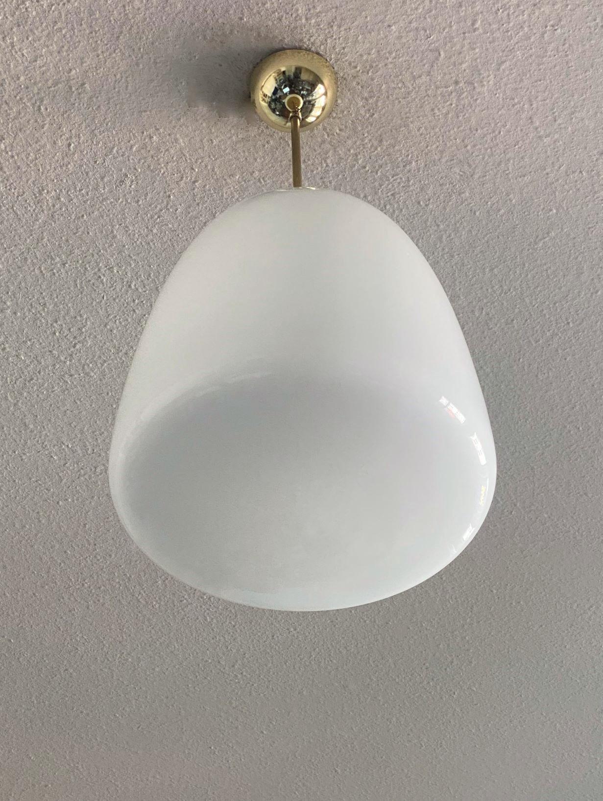 Laiton Paire de grands pendentifs Art Déco Bauhaus en verre opalin et laiton, années 1930 en vente