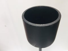 Ensemble de deux grands bougeoirs de sol contemporains et minimalistes en métal noir