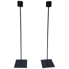 Ensemble de deux grands bougeoirs de sol contemporains et minimalistes en métal noir