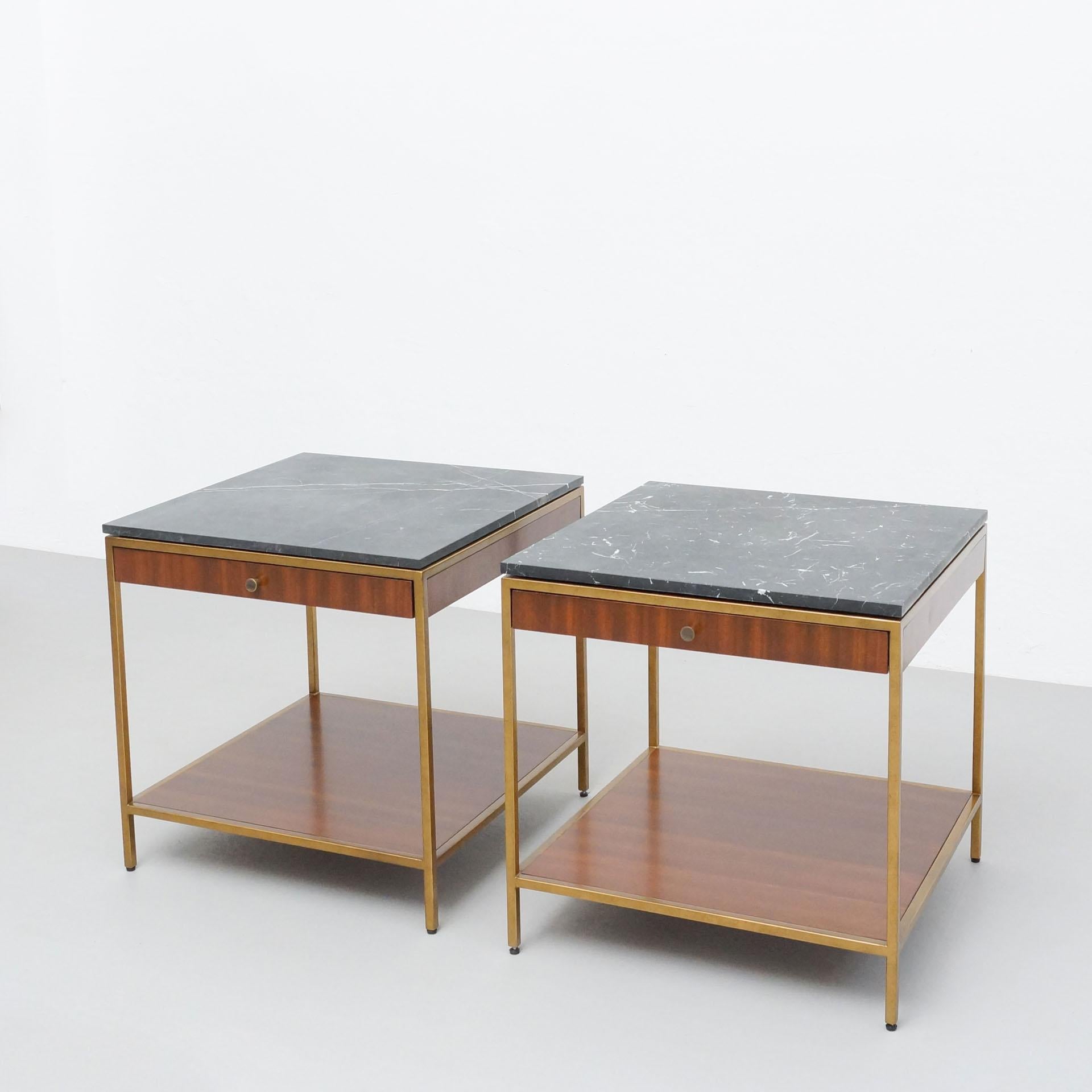 Set aus zwei großen zeitgenössischen Beistelltischen aus Holz und Marmor (Moderne der Mitte des Jahrhunderts) im Angebot