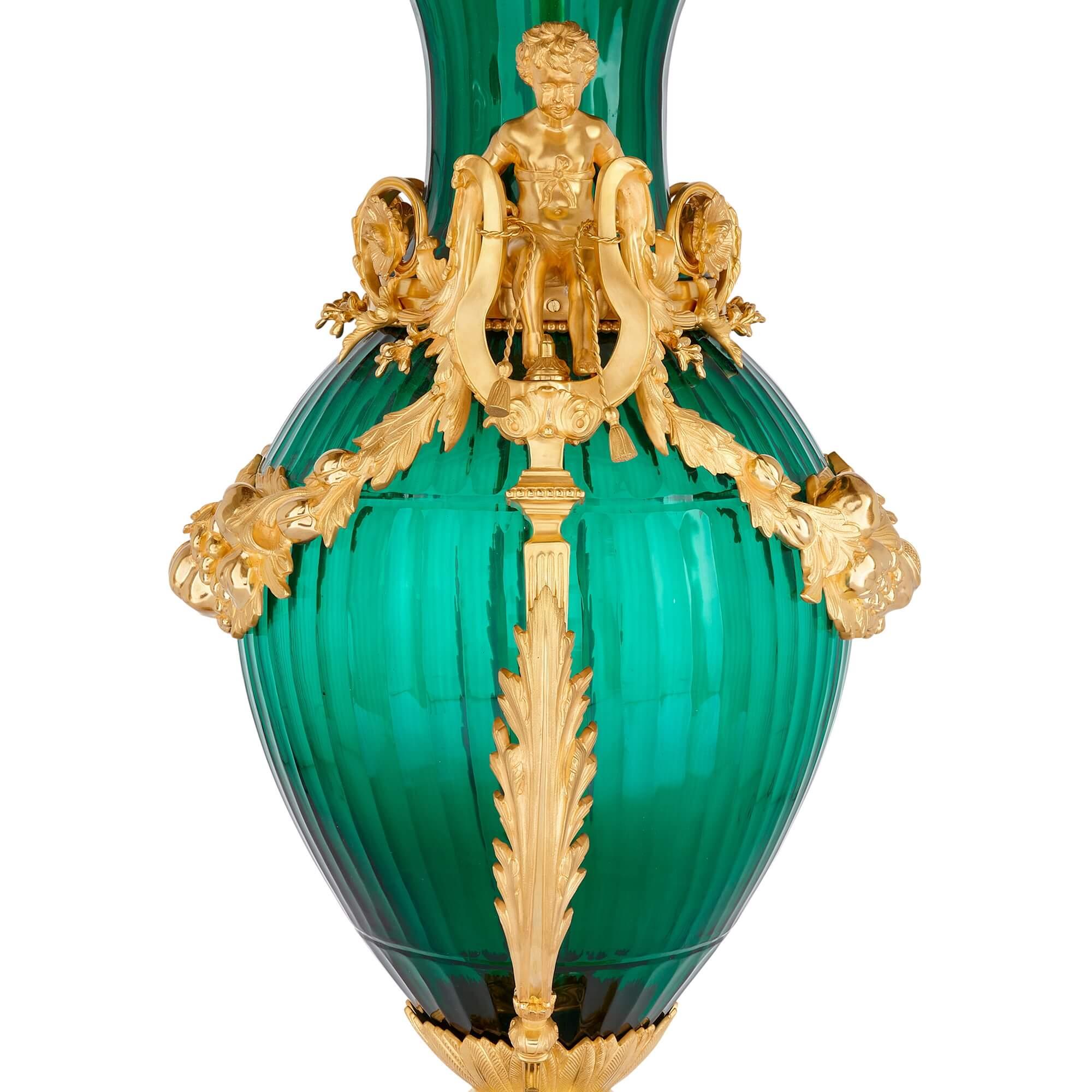 Set aus zwei großen Vasen aus grünem Glas und vergoldeter Bronze (Vergoldet) im Angebot