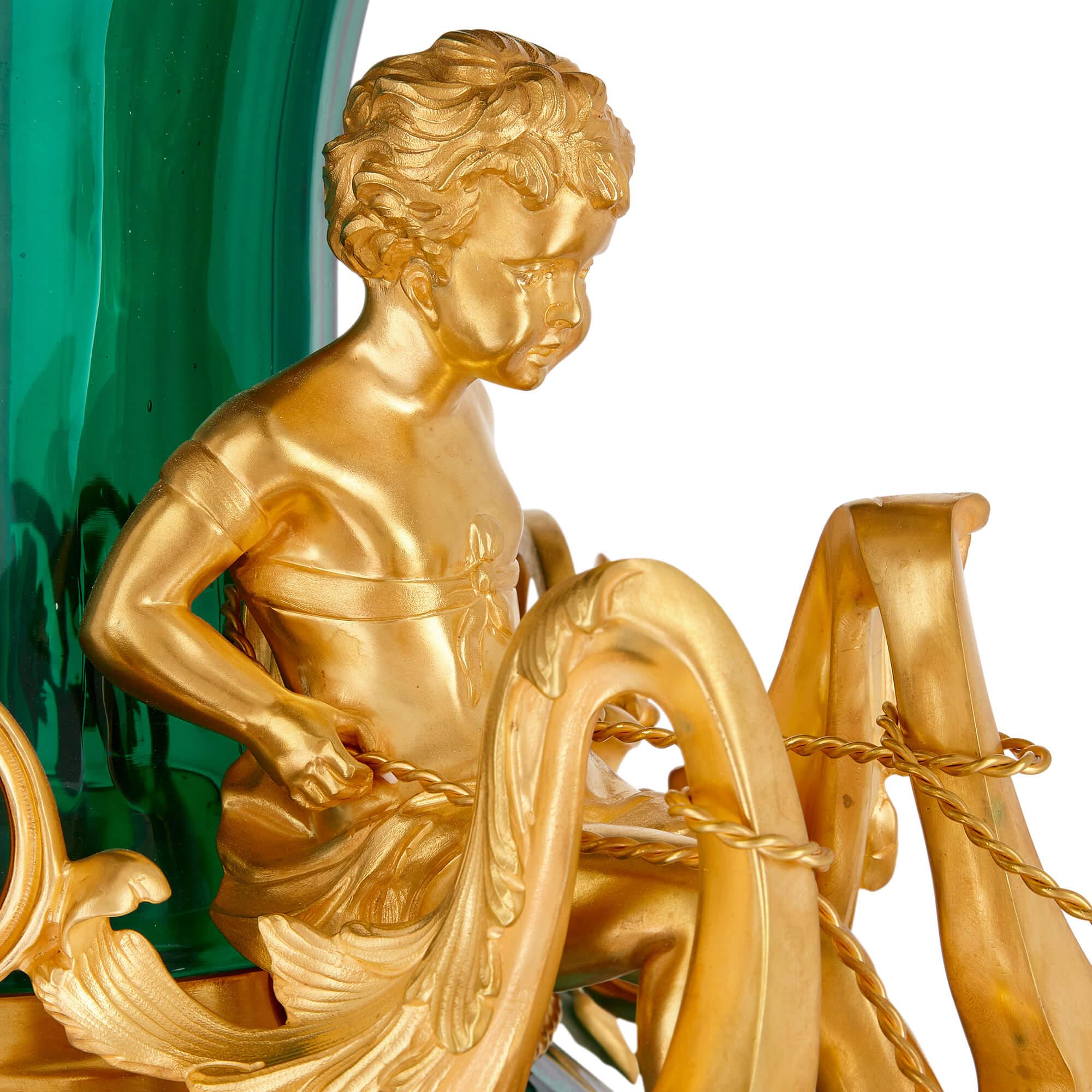Set aus zwei großen Vasen aus grünem Glas und vergoldeter Bronze im Zustand „Gut“ im Angebot in London, GB