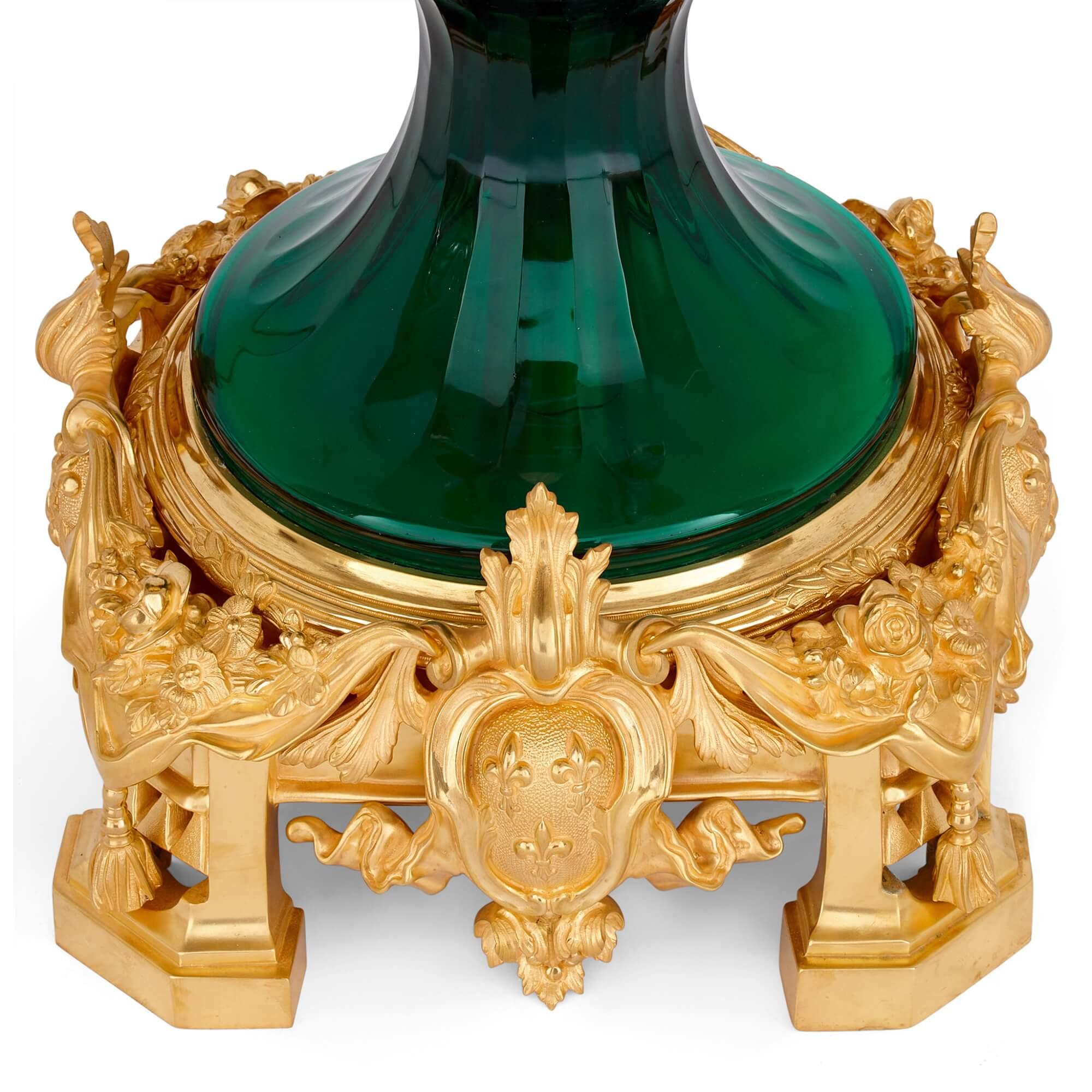 Set aus zwei großen Vasen aus grünem Glas und vergoldeter Bronze (20. Jahrhundert) im Angebot