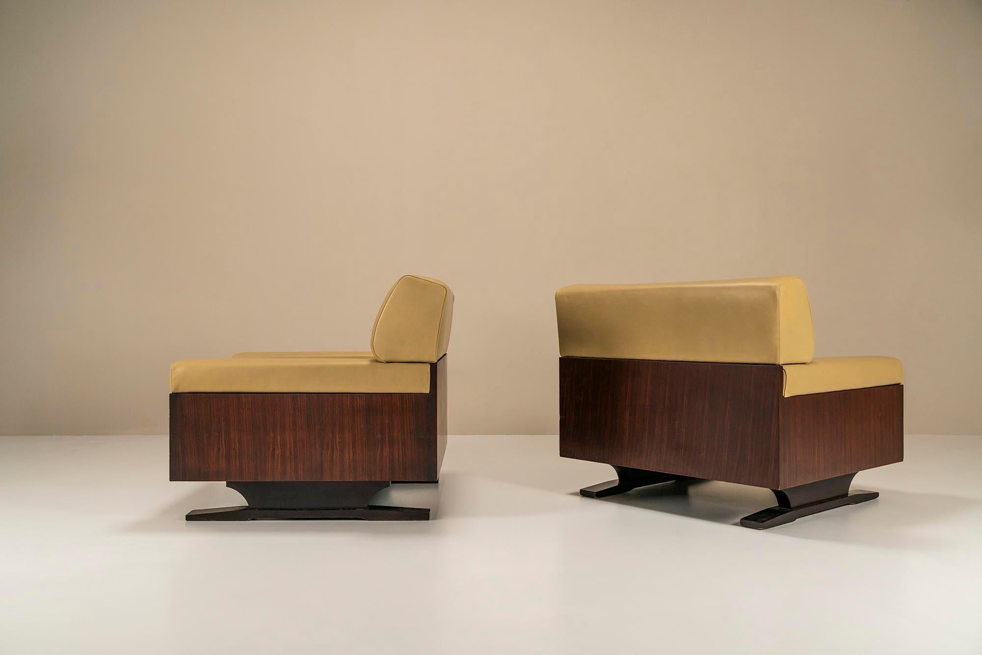 Mid-Century Modern Set Of Two Large Lounge Chairs In Full Aniline Leather And Rosewood, Italy 1960s For Sale
