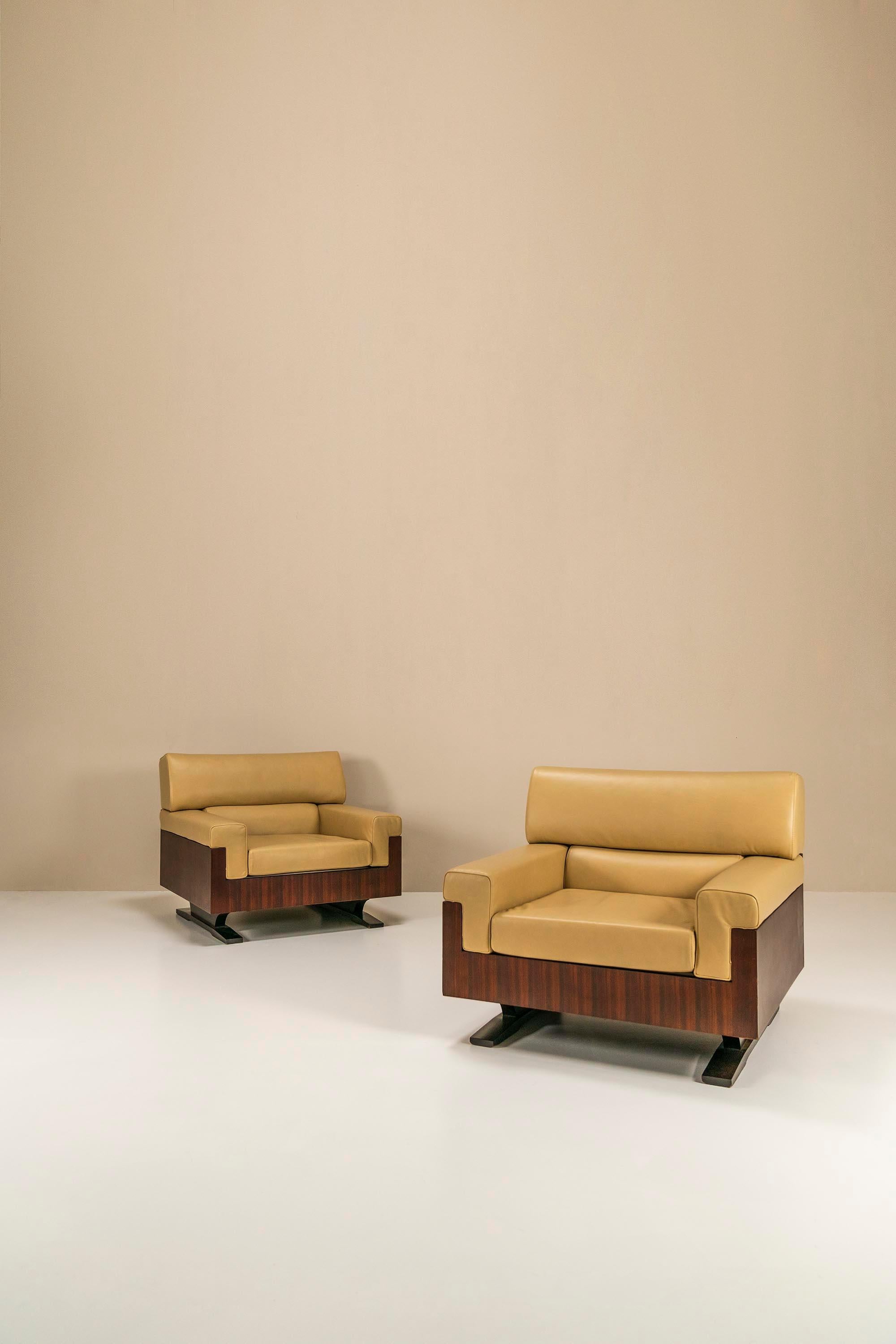 Italian Set Of Two Large Lounge Chairs In Full Aniline Leather And Rosewood, Italy 1960s For Sale