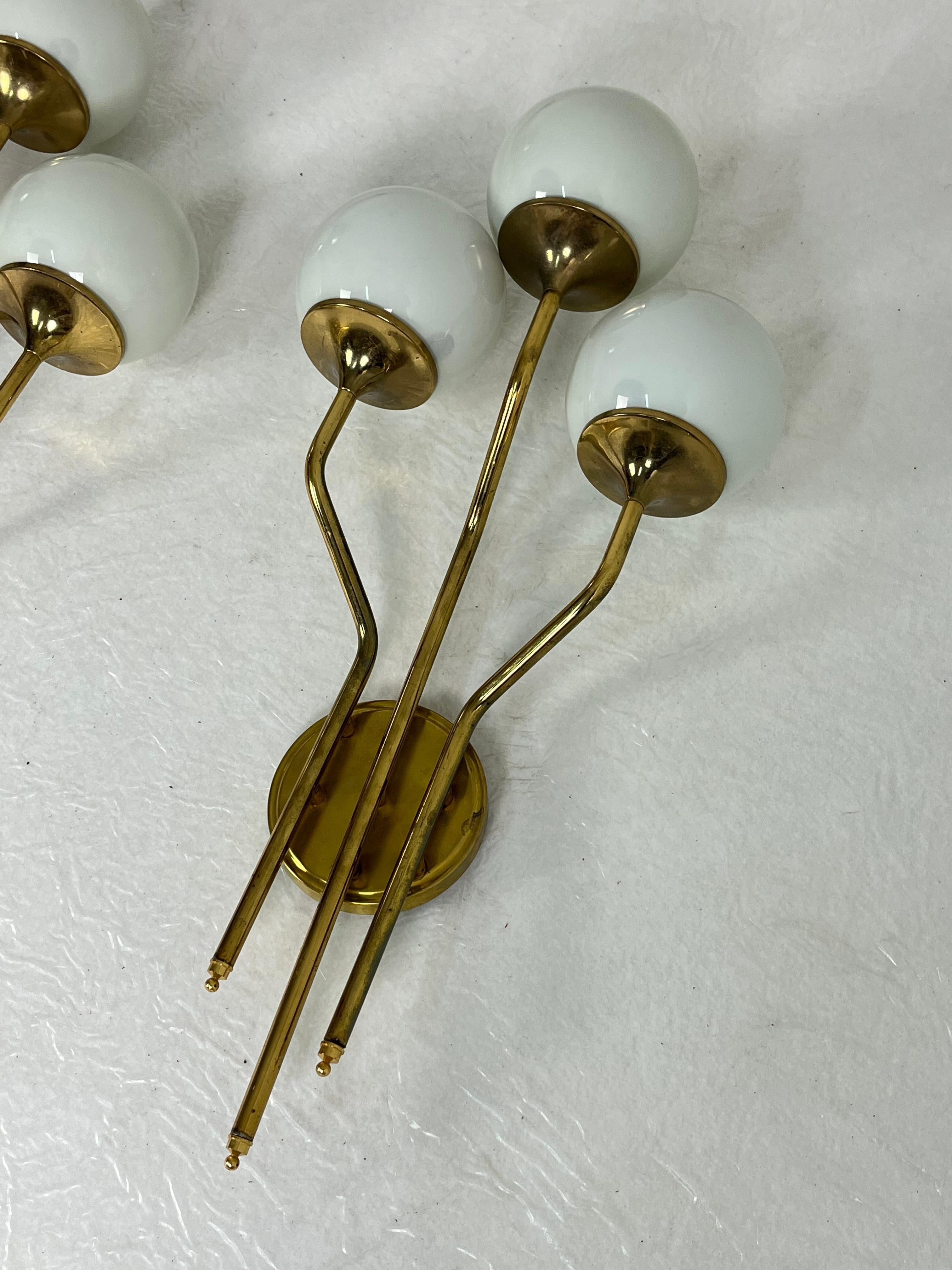 Set di due grandi lampade da parete di metà secolo attribuite a Stilnovo, anni '60 In condizioni buone in vendita a Palermo, IT