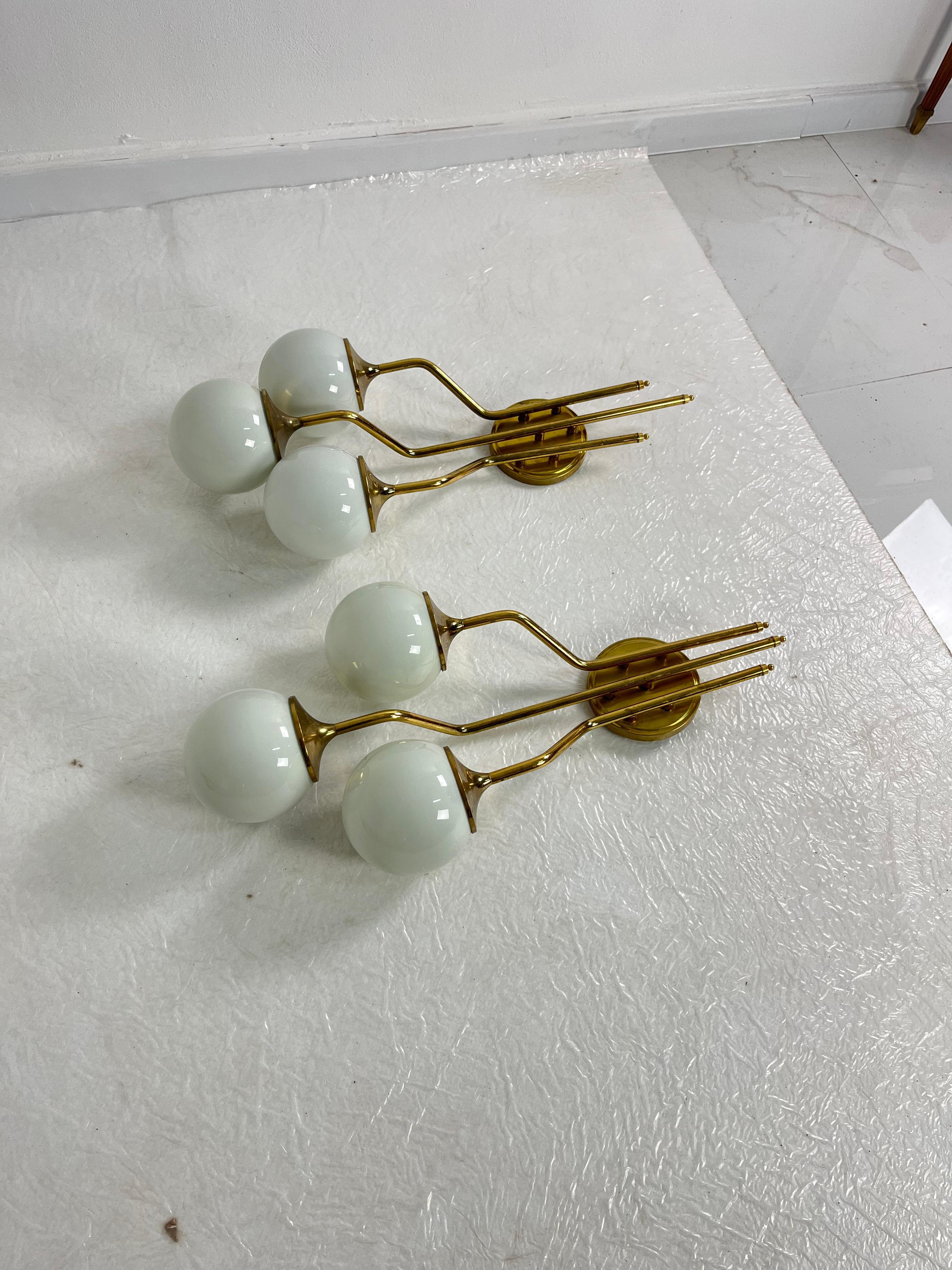 Metà XX secolo Set di due grandi lampade da parete di metà secolo attribuite a Stilnovo, anni '60 in vendita