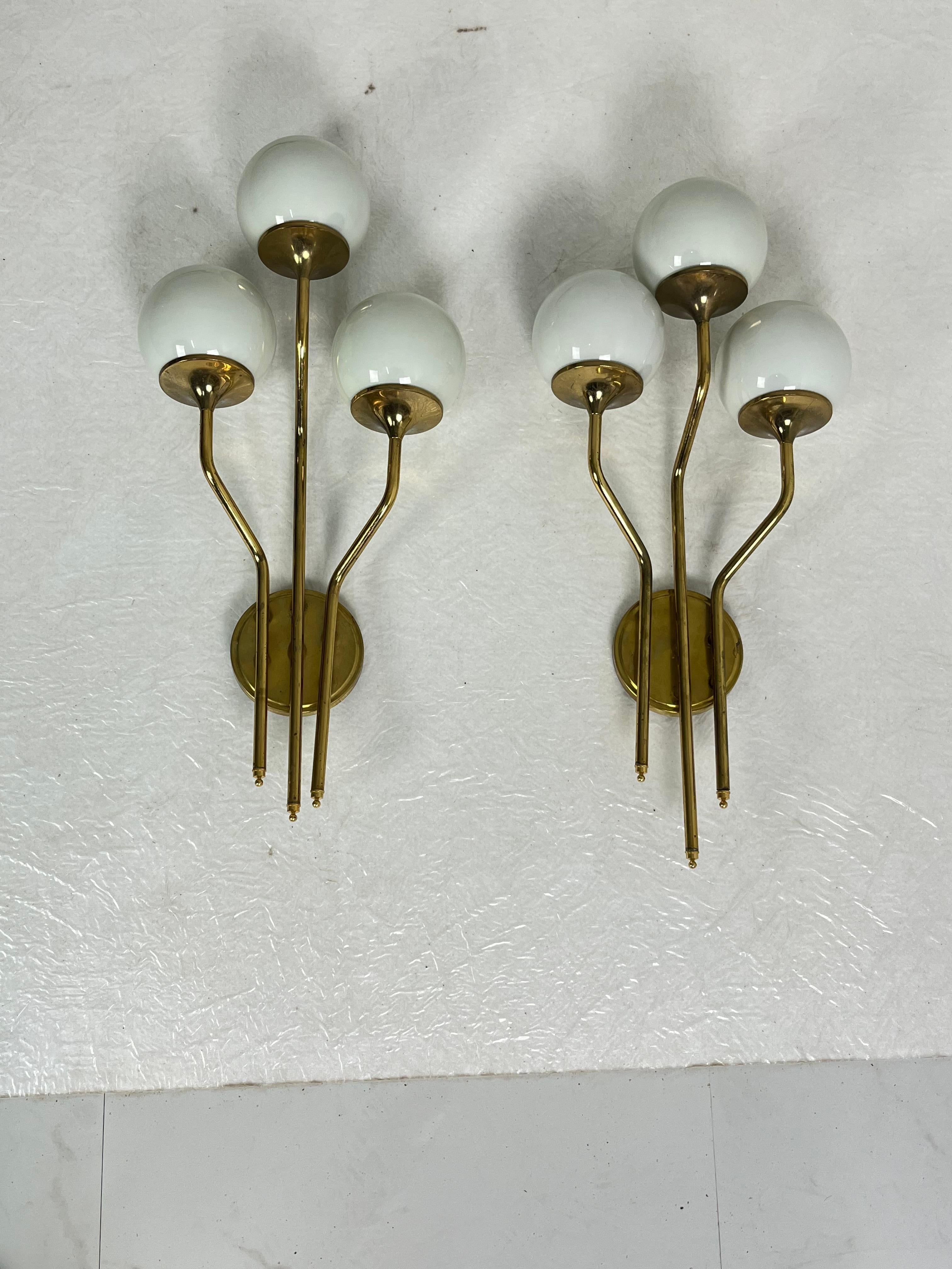 Ottone Set di due grandi lampade da parete di metà secolo attribuite a Stilnovo, anni '60 in vendita