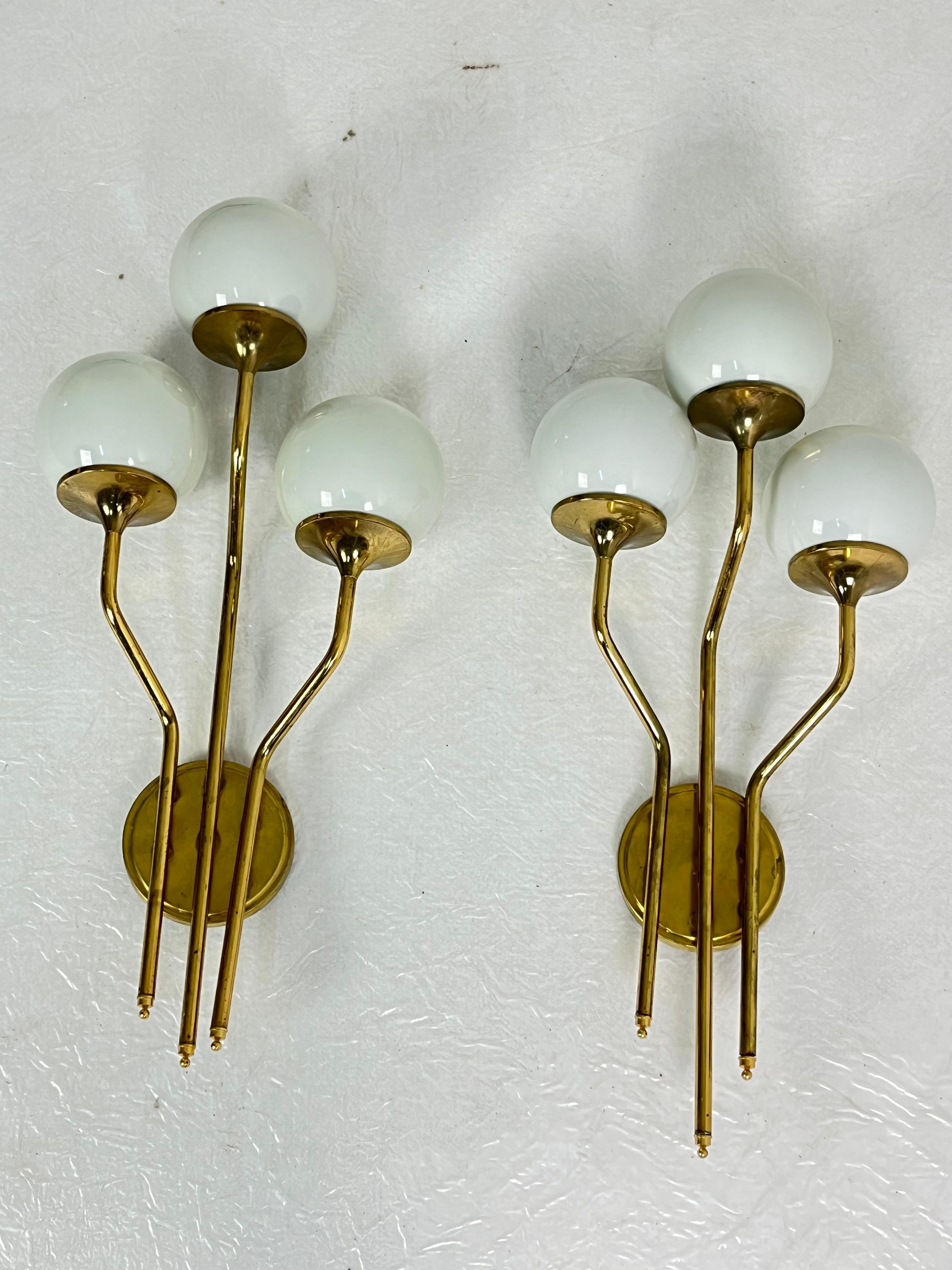 Set di due grandi lampade da parete di metà secolo attribuite a Stilnovo, anni '60 in vendita 1