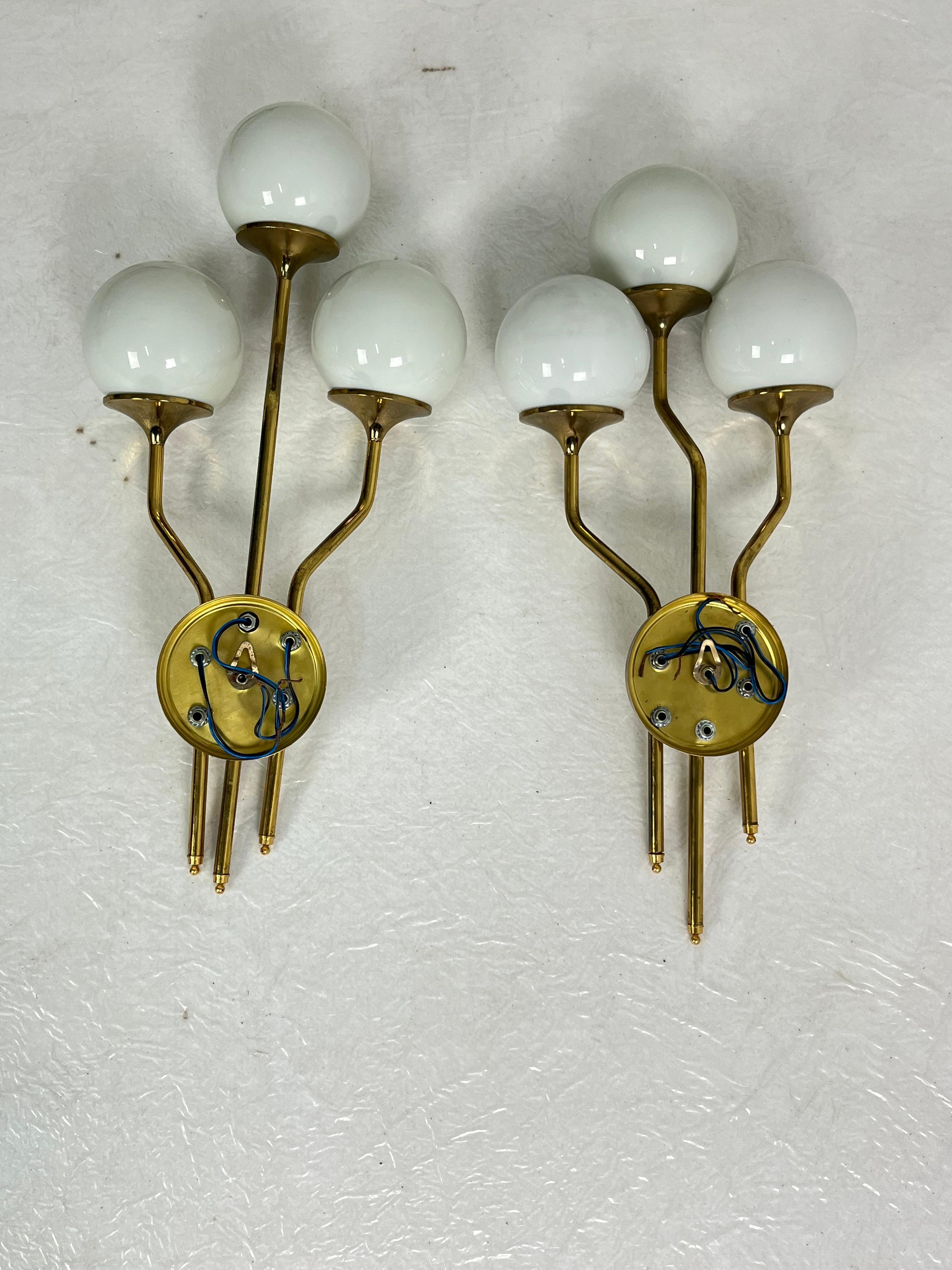 Set di due grandi lampade da parete di metà secolo attribuite a Stilnovo, anni '60 in vendita 3